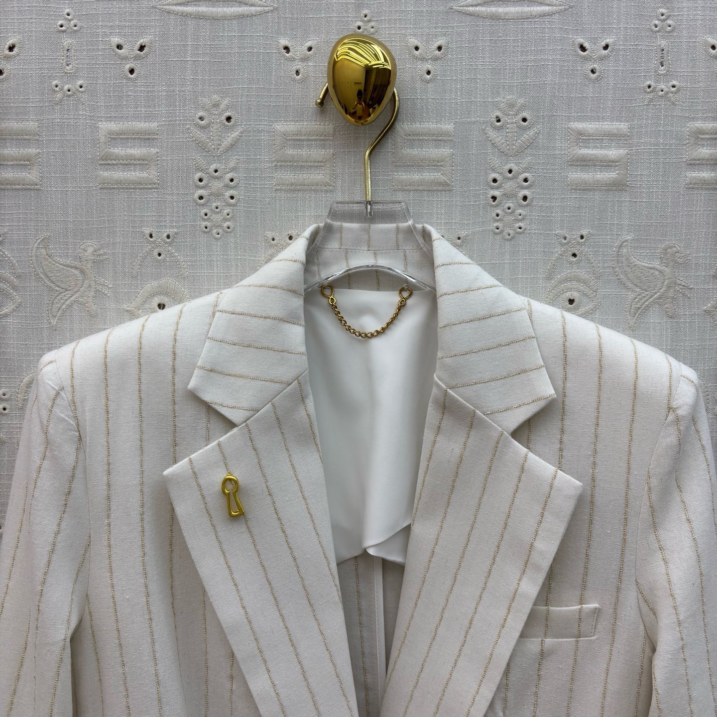 Жакет женский Schiaparelli Padlock Jacket молочного цвета в тонкую полоску с золотистой застёжкой-замком