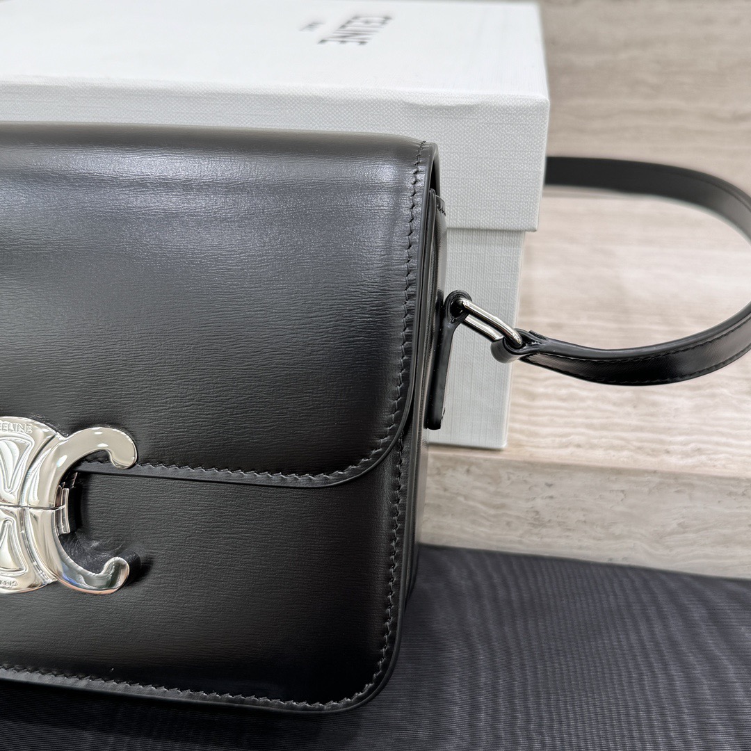 Сумка женская в стиле Celine Teen Triomphe компактная чёрная с серебряной фурнитурой