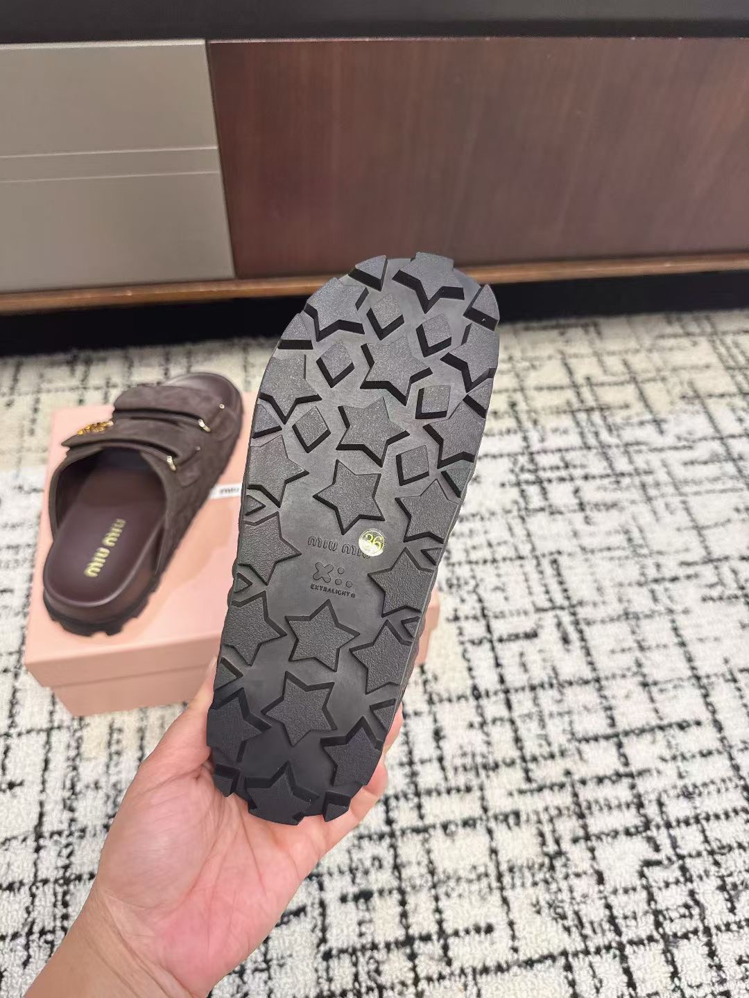 Шлёпанцы женские в стиле Miu Miu коричневого цвета