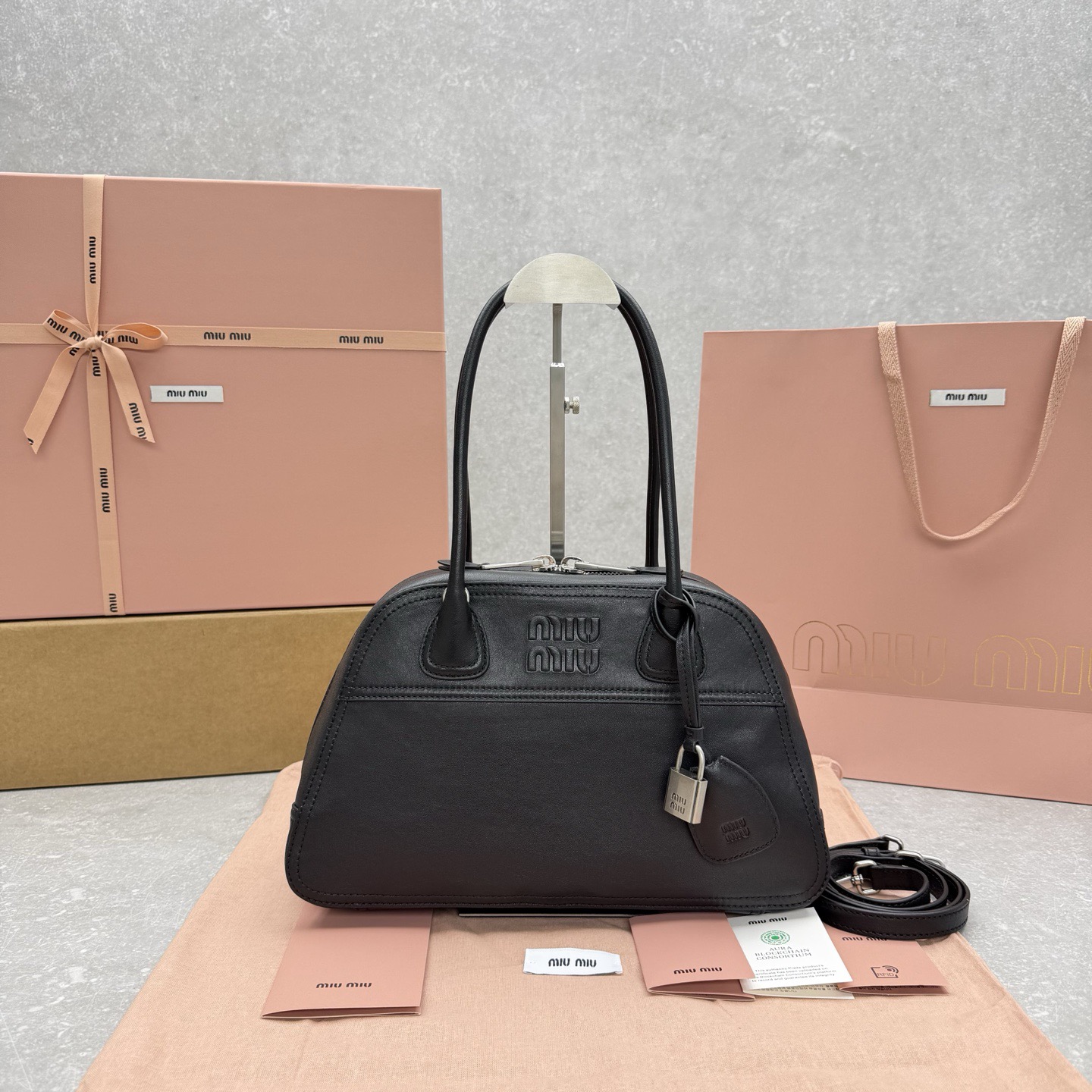 Сумка женская в стиле Miu Miu Vivant из натуральной кожи черного цвета