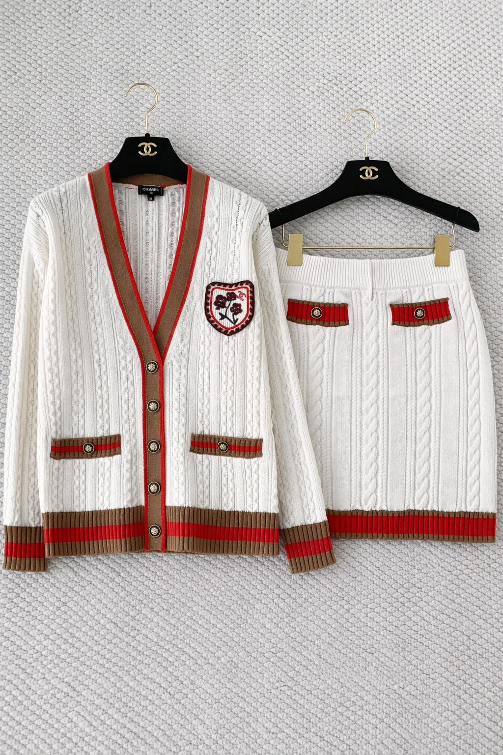 Костюм женский в стиле Chanel белого цвета с юбкой и кардиганом