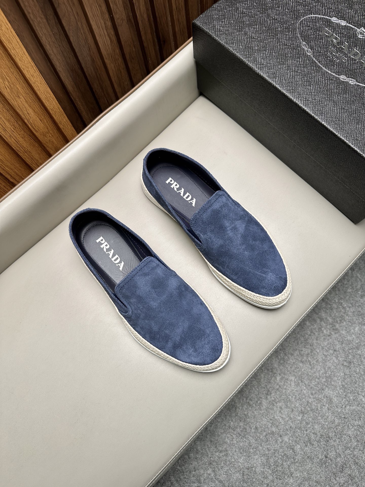 Слипоны мужские Prada синего цвета