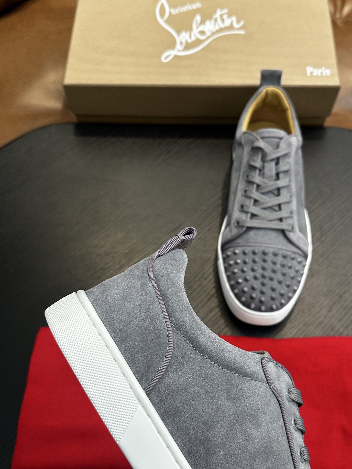 Кроссовки мужские в стиле Christian Louboutin серого цвета с шипами и белой подошвой