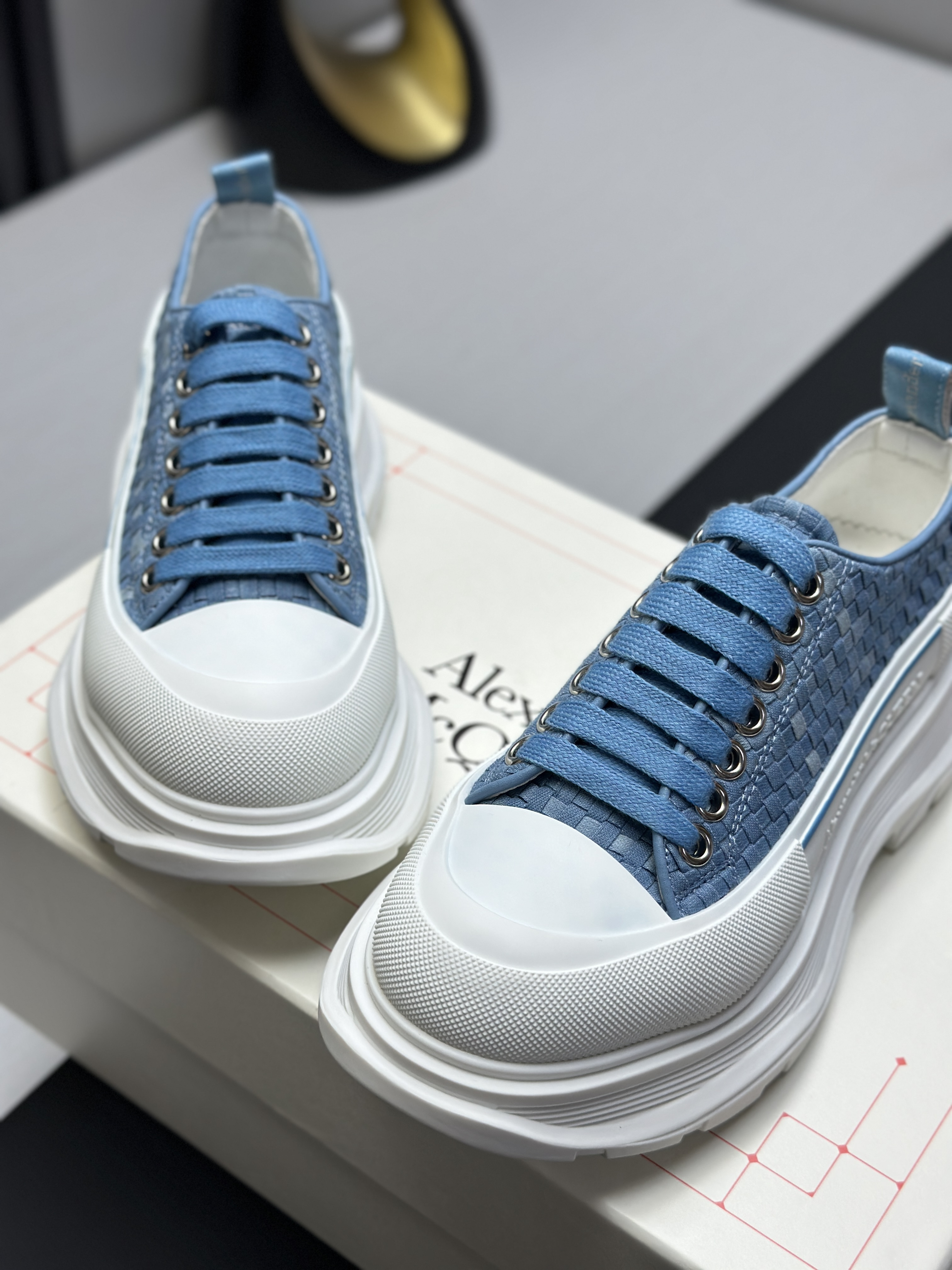 Кроссовки в стиле Alexander McQueen голубого цвета с массивной подошвой