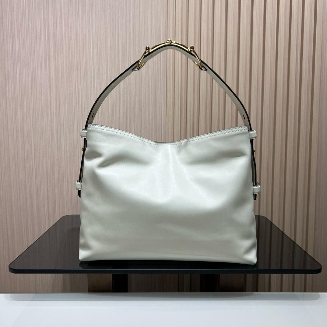 Сумка женская в стиле Gucci Beatrix из натуральной кожи молочно-белого цвета с декоративной пряжкой