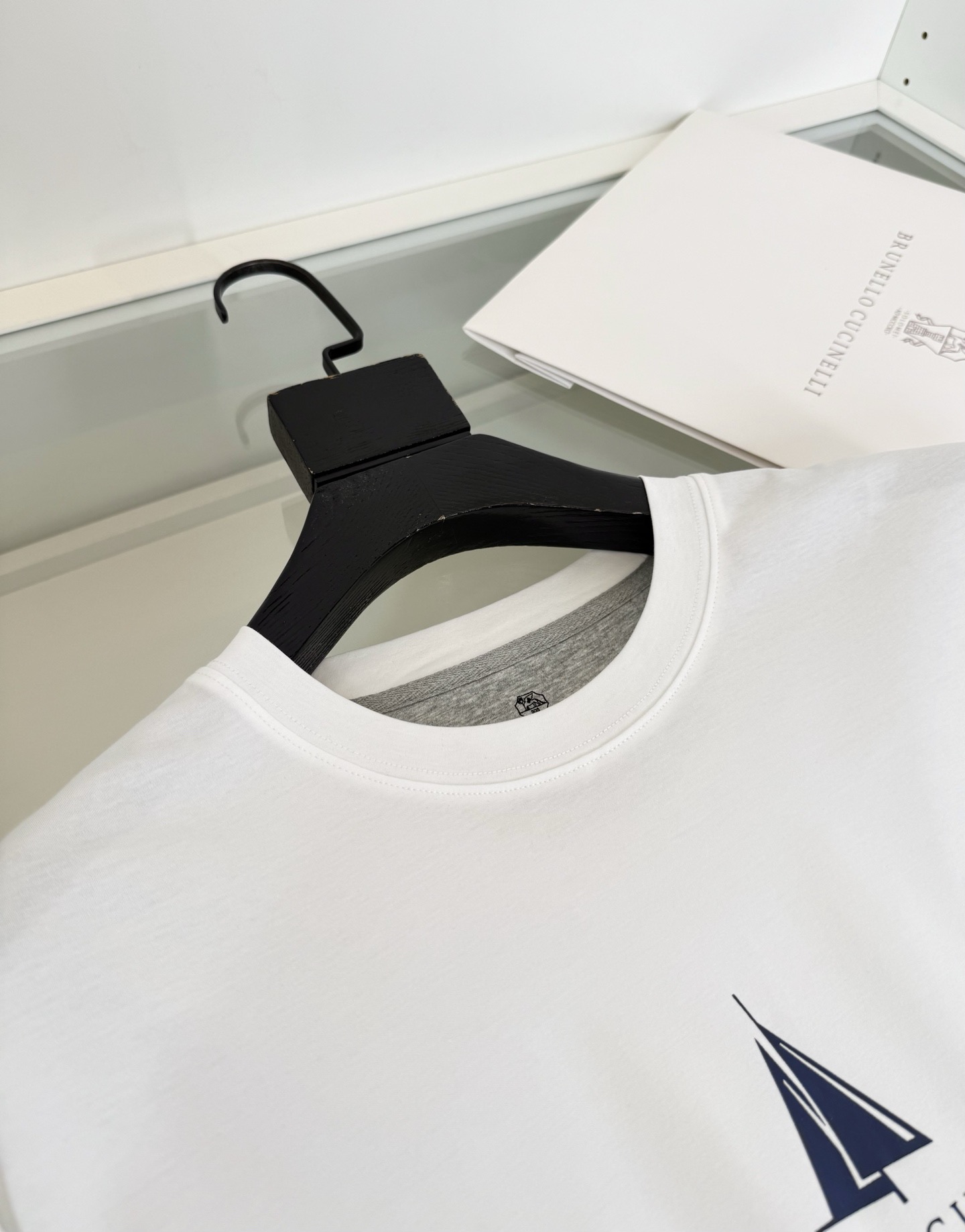 Футболка мужская Brunello Cucinelli Leisure JClass Yacht белого цвета с принтом