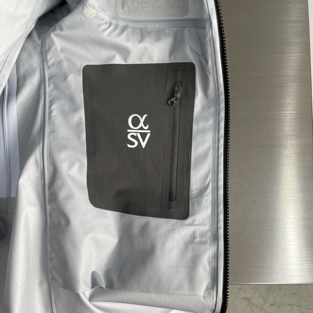 Куртка унисекс в стиле Arc'teryx Alpha SV из мембранной ткани с капюшоном белого цвета