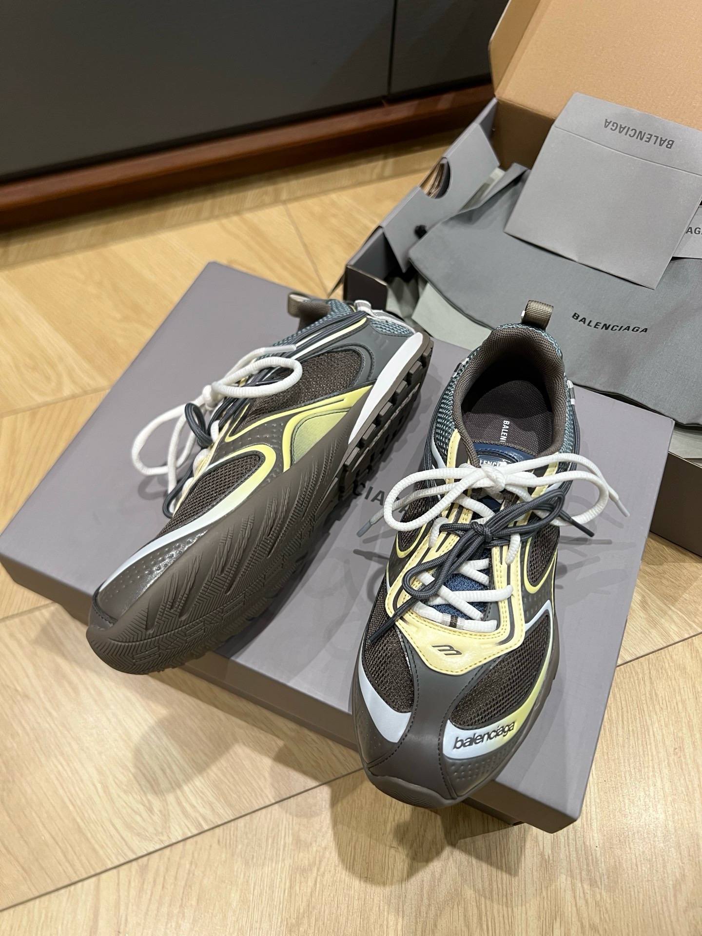Кроссовки Balenciaga Radar Gradient Lines коричневого цвета с синими, жёлтыми и серыми вставками