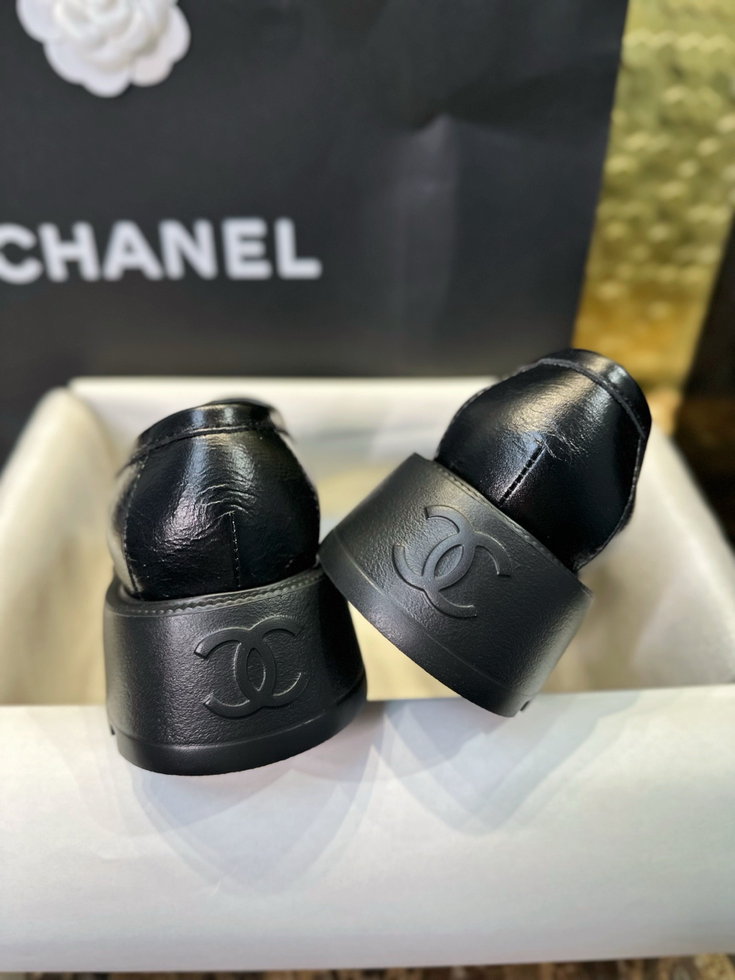Лоферы женские в стиле Chanel 24B на утолщенной подошве с буквенным логотипом черного цвета