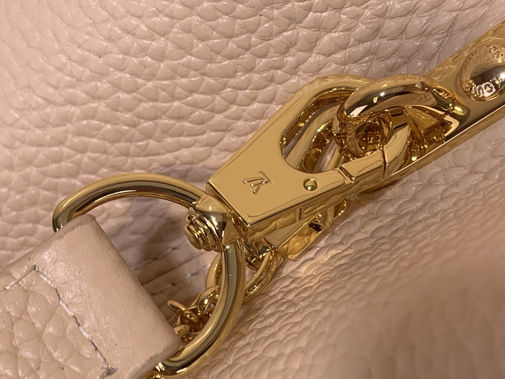 Сумка женская в стиле Louis Vuitton Capucines MM Confetti с декоративной цепочкой