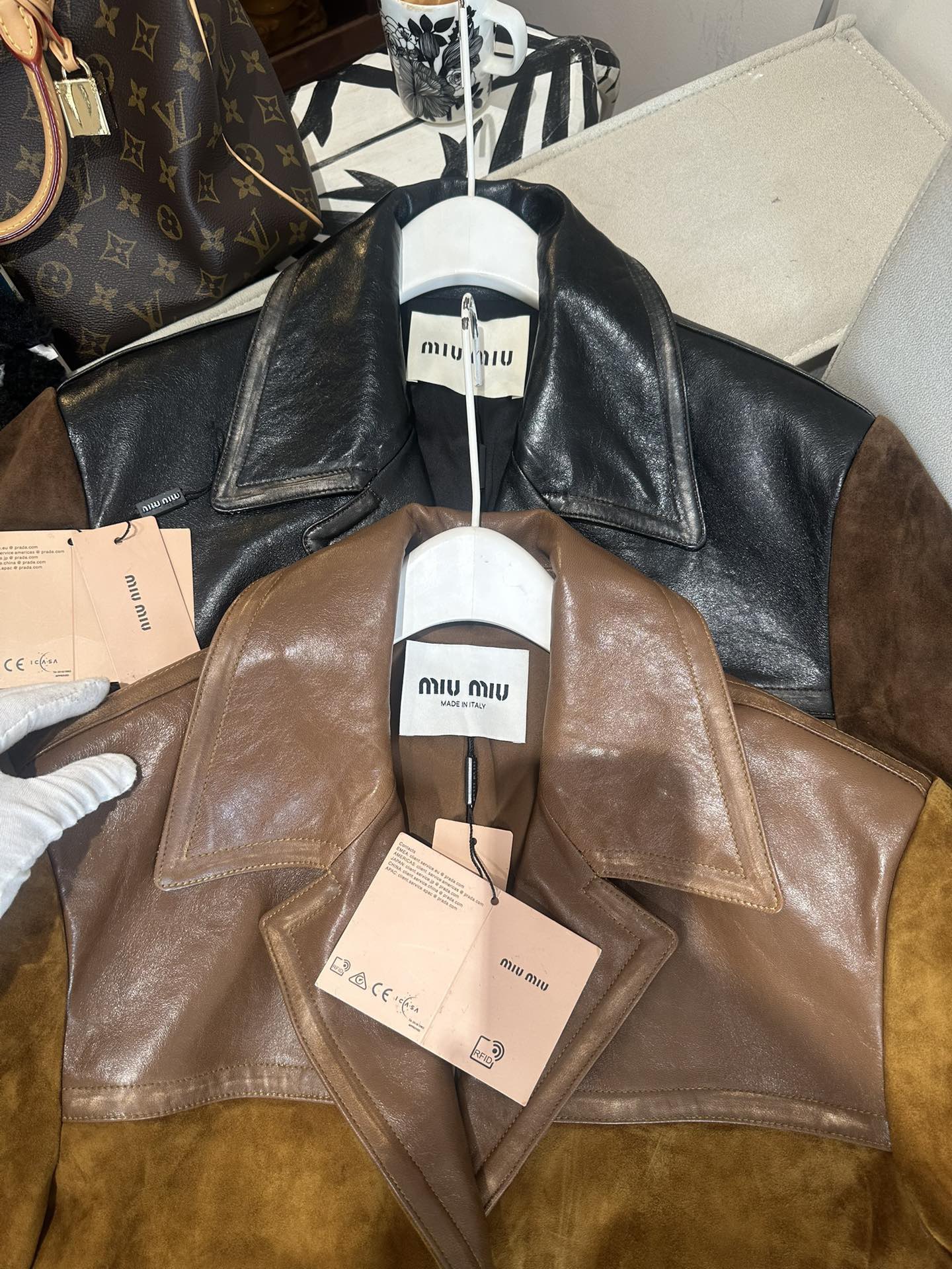 Куртки женские в стиле Miu Miu из натуральной замши и кожи коричневого цвета с контрастной кожаной отделкой