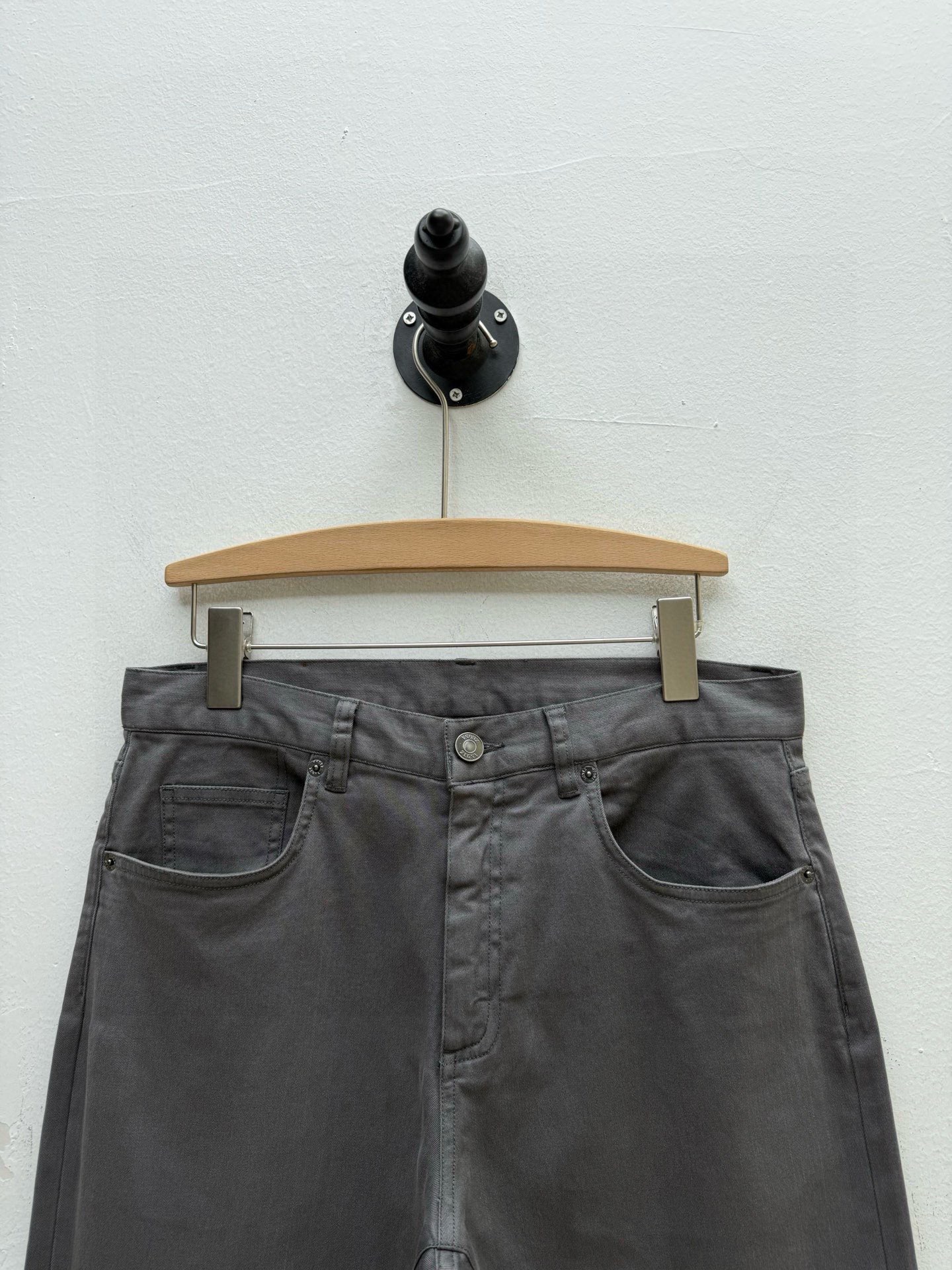 Джинсы мужские в стиле Zegna серого цвета с кожаным патчем