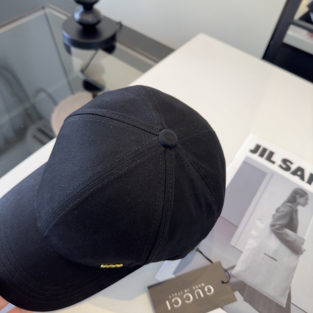 Кепка женская в стиле Gucci из хлопковой ткани чёрного цвета с логотипом