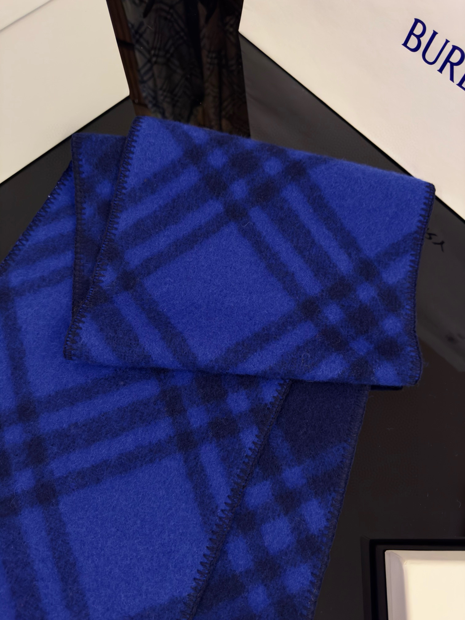 Шарф унисекс в стиле Burberry двусторонний из мягкой шерсти с диагональной клеткой тёмно-синего  цвета