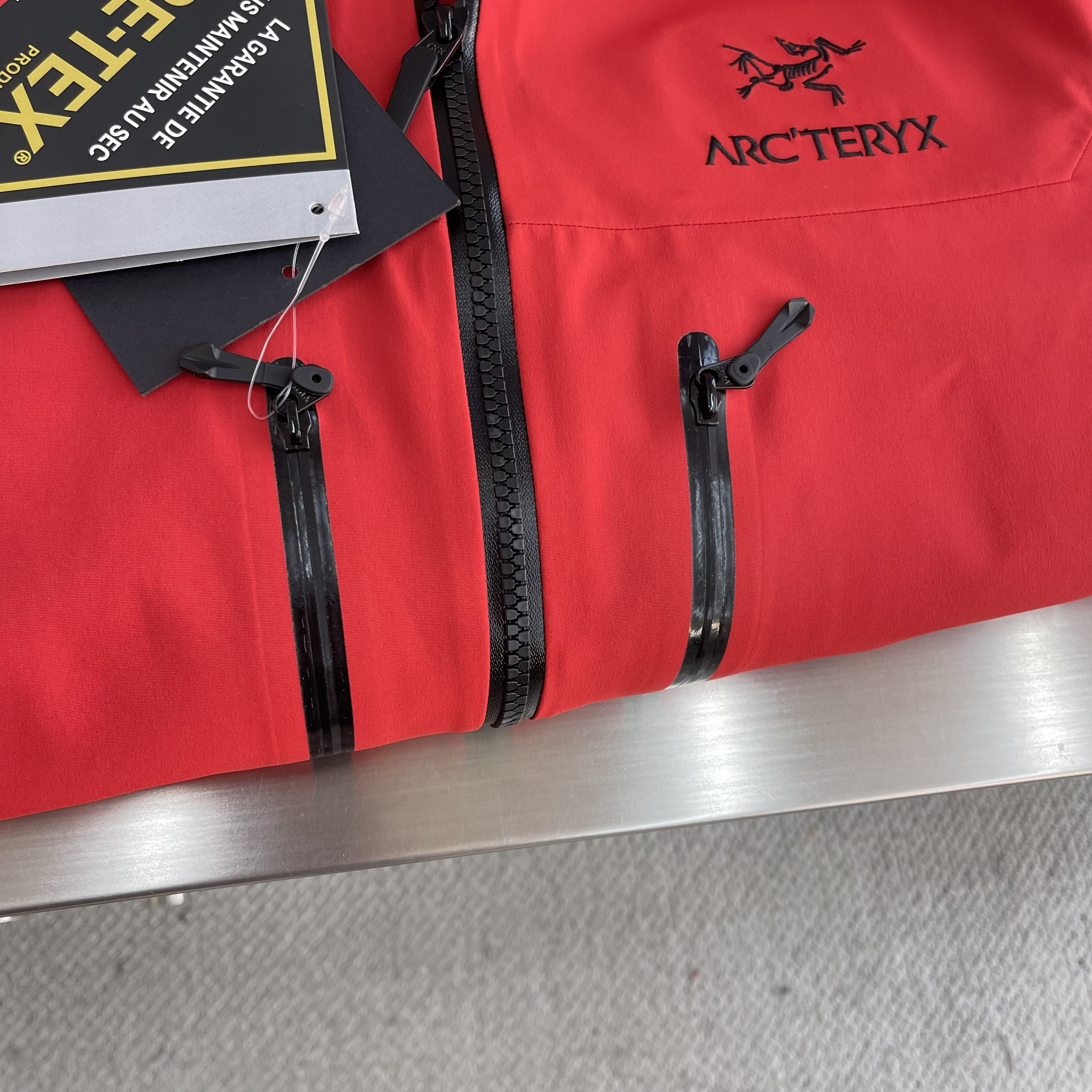 Куртка унисекс в стиле Arc'teryx Alpha SV с капюшоном красного цвета