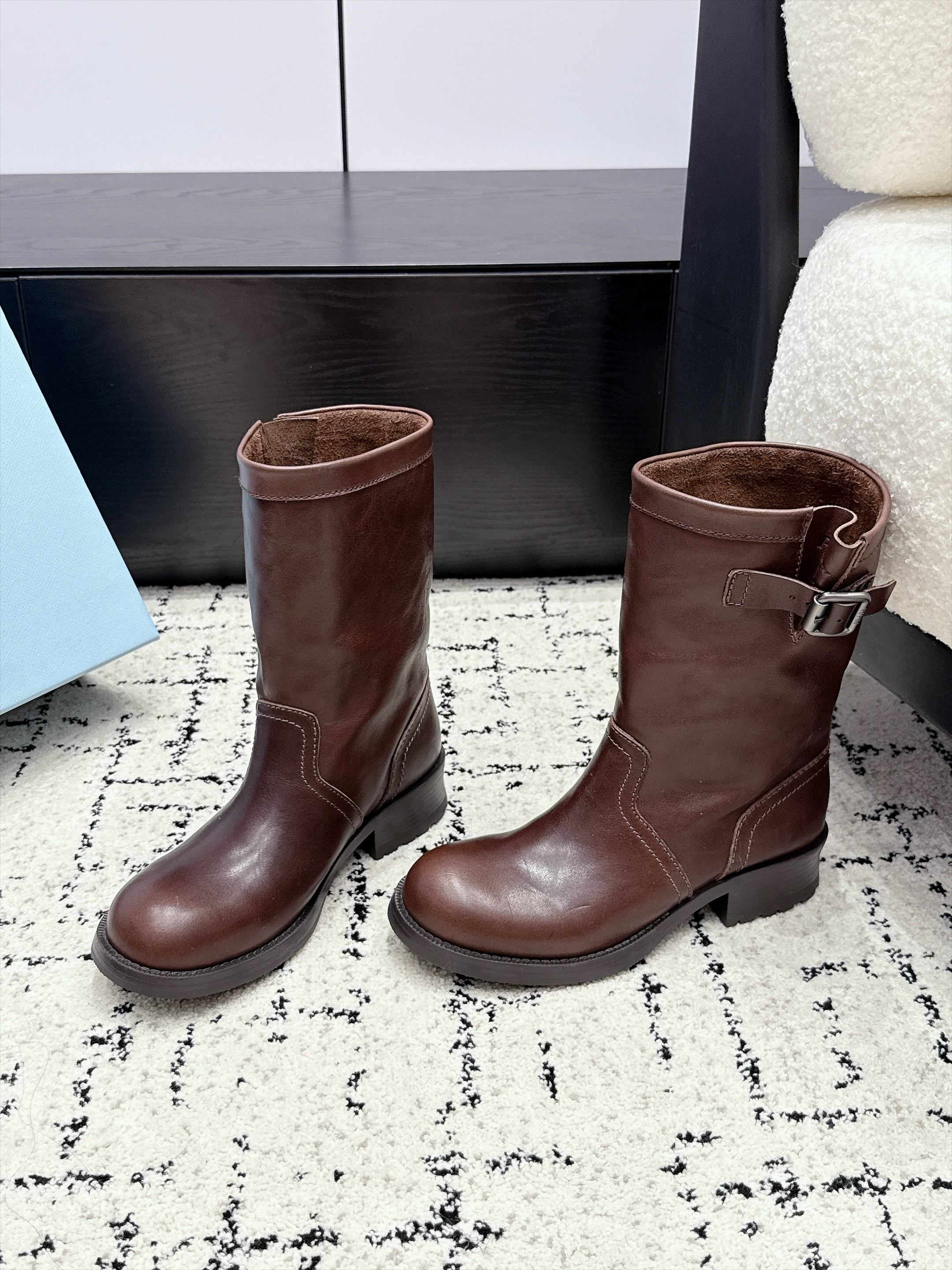 Сапоги женские Prada Leather Mid-Calf Boots тёмно-коричневого цвета