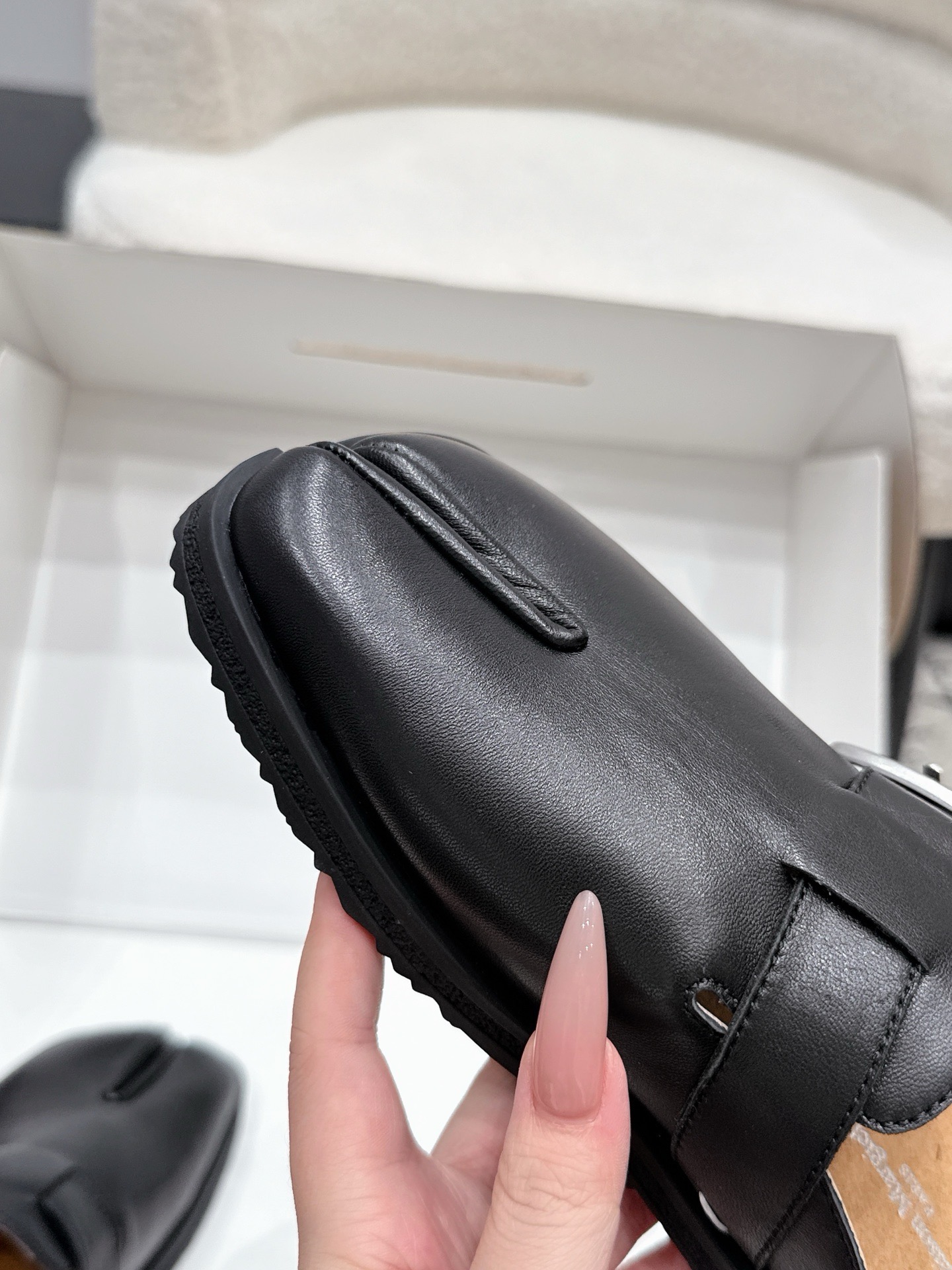 Мюли унисекс в стиле Maison Margiela MM6 Tabi с пряжкой чёрного цвета