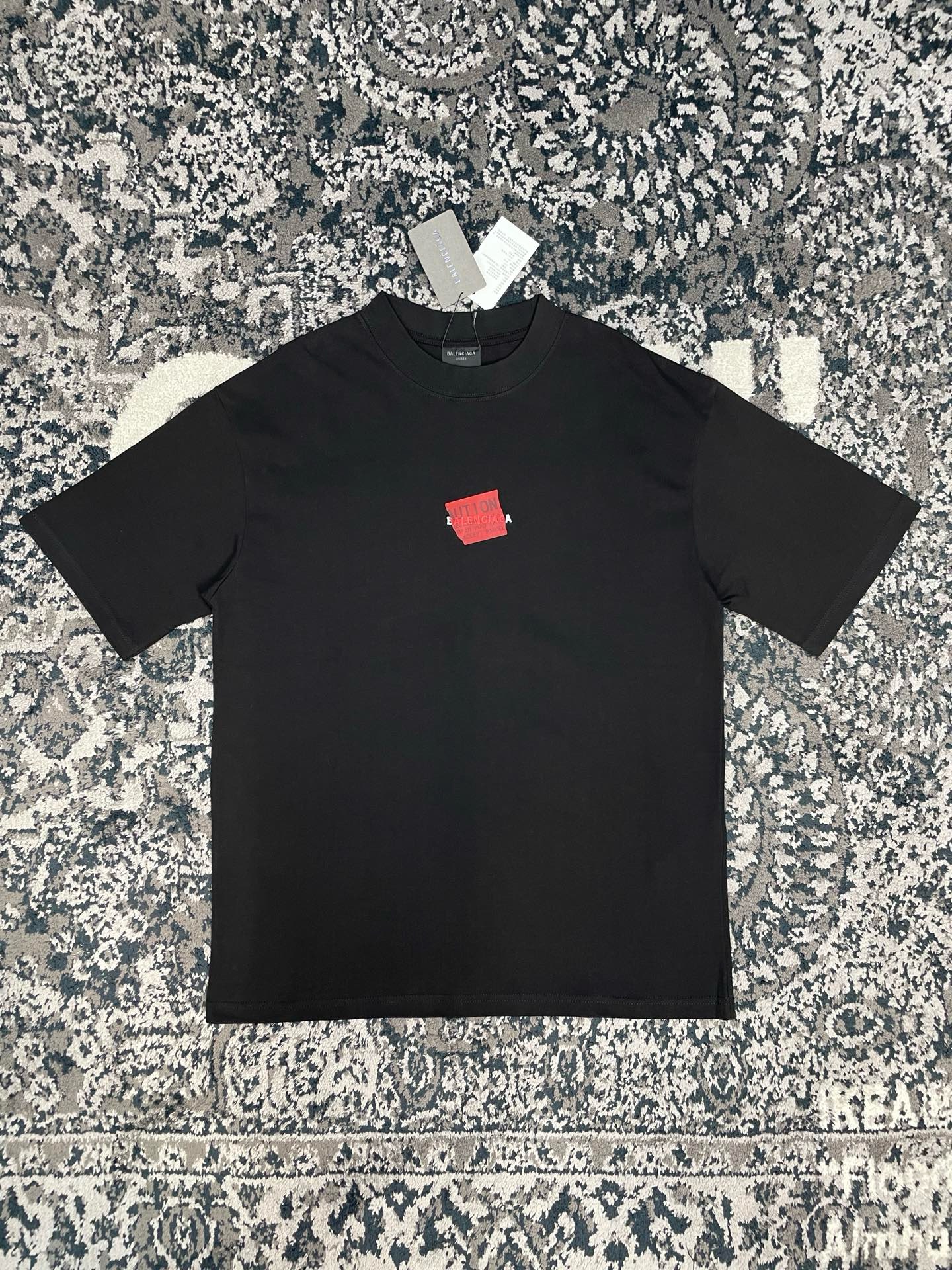 Футболка мужская Balenciaga Security Tape Logo Oversized  чёрного цвета с красным принтом