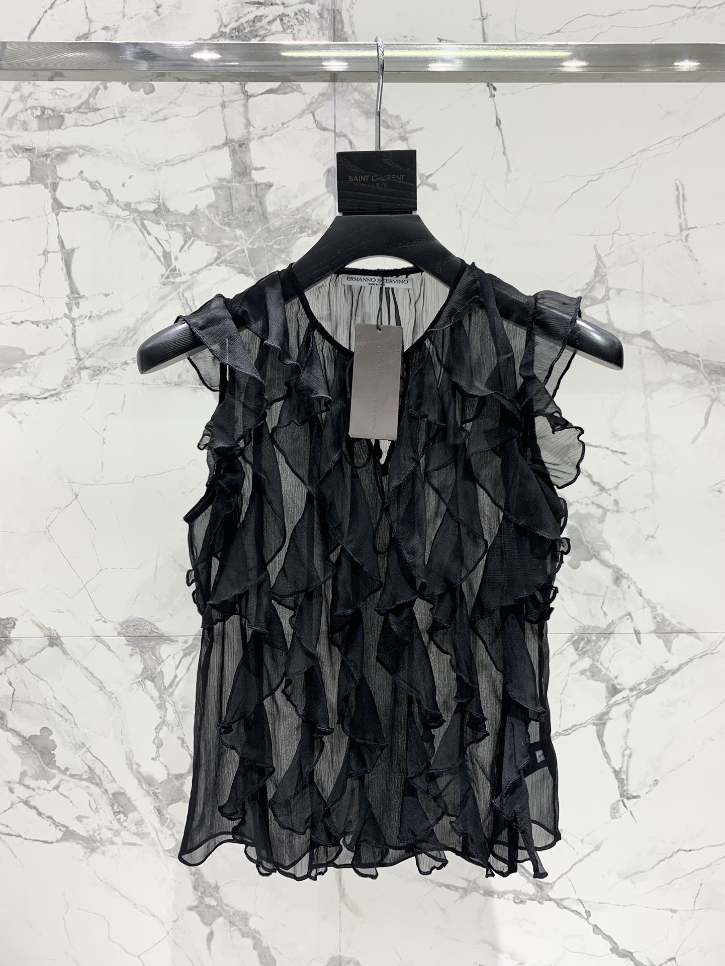 Топ женский в стиле Ermanno Scervino с рюшами без рукавов из шифона черного цвета