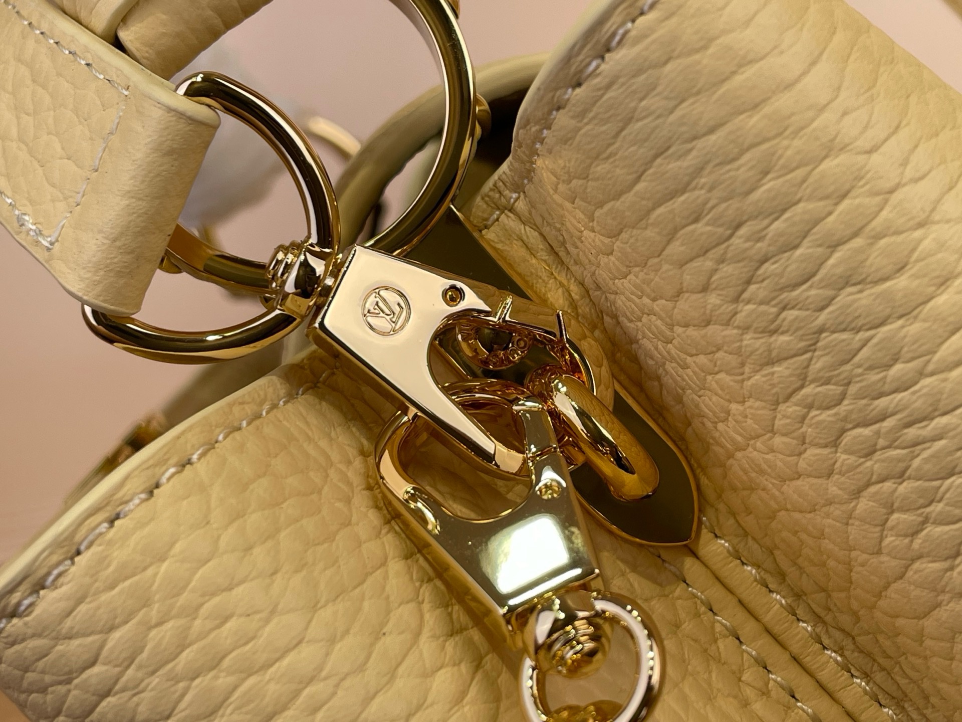 Сумка женская Louis Vuitton Capucines Mini жёлтого цвета