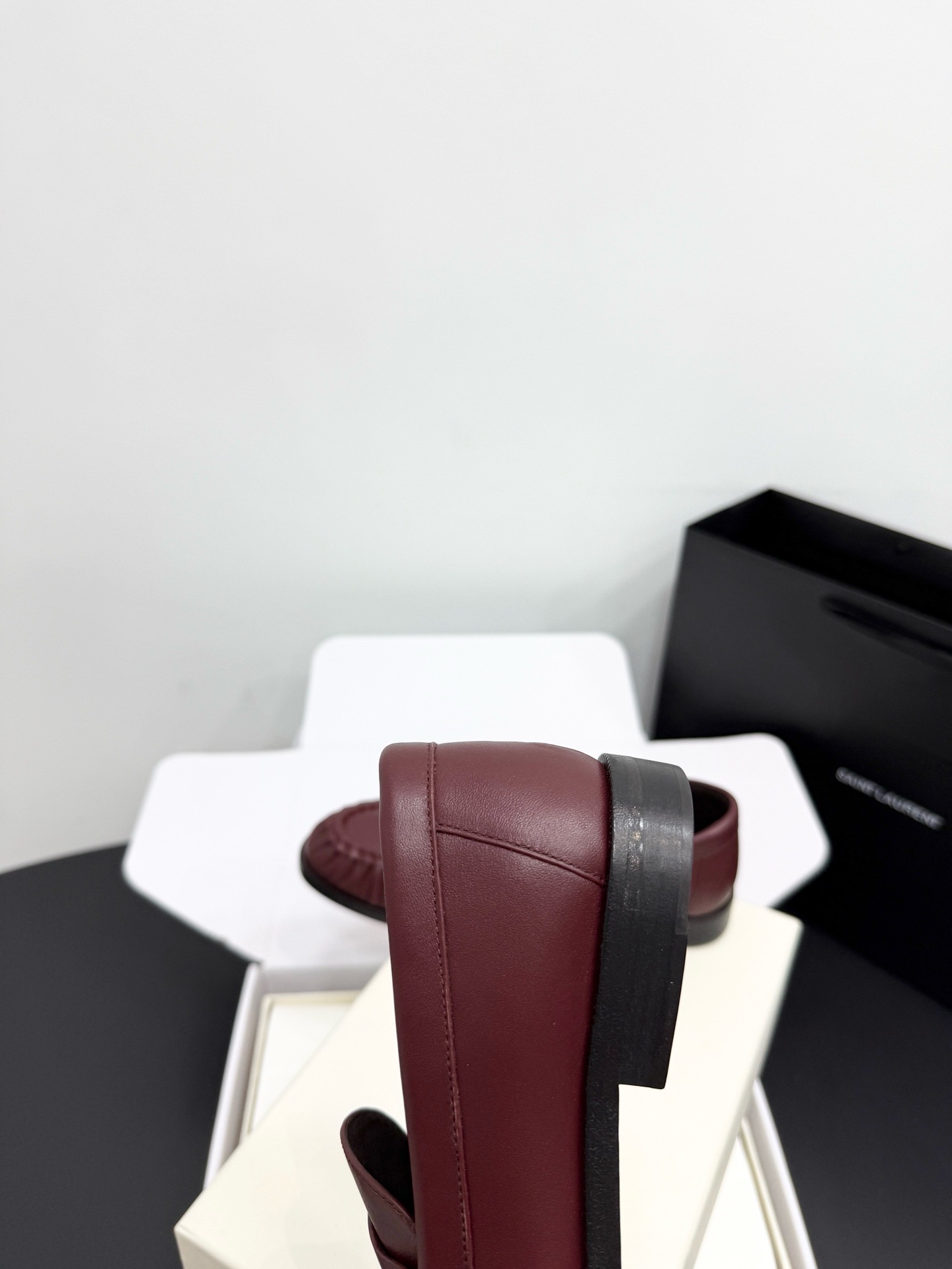 Лоферы женские в стиле Saint Laurent Le Loafer бордового цвета