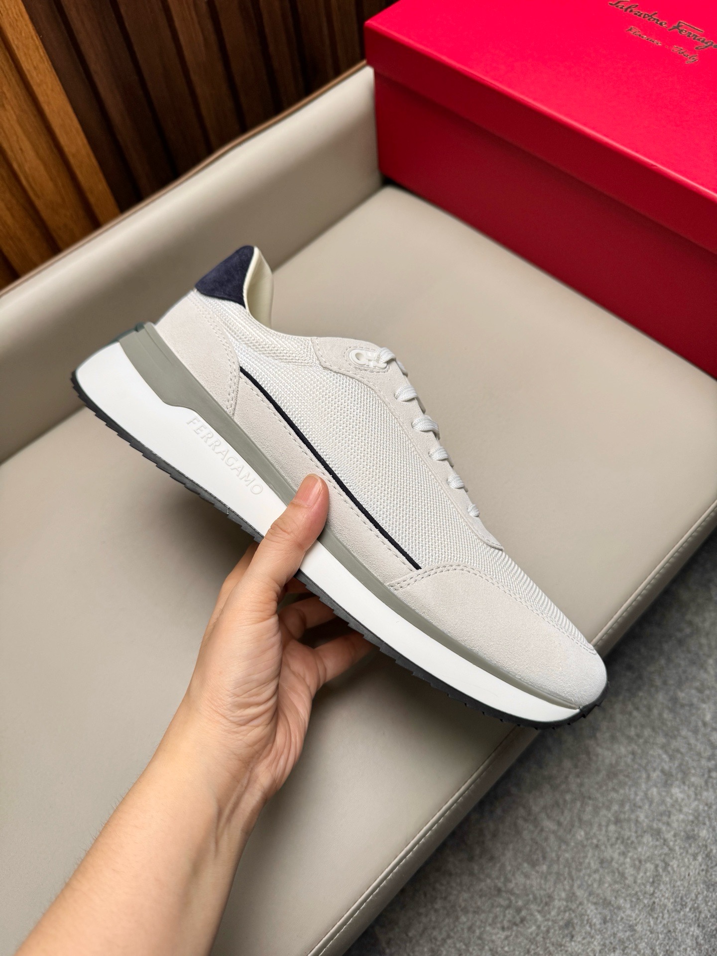 Кроссовки мужские в стиле Salvatore Ferragamo Low Cut Sneaker белого цвета