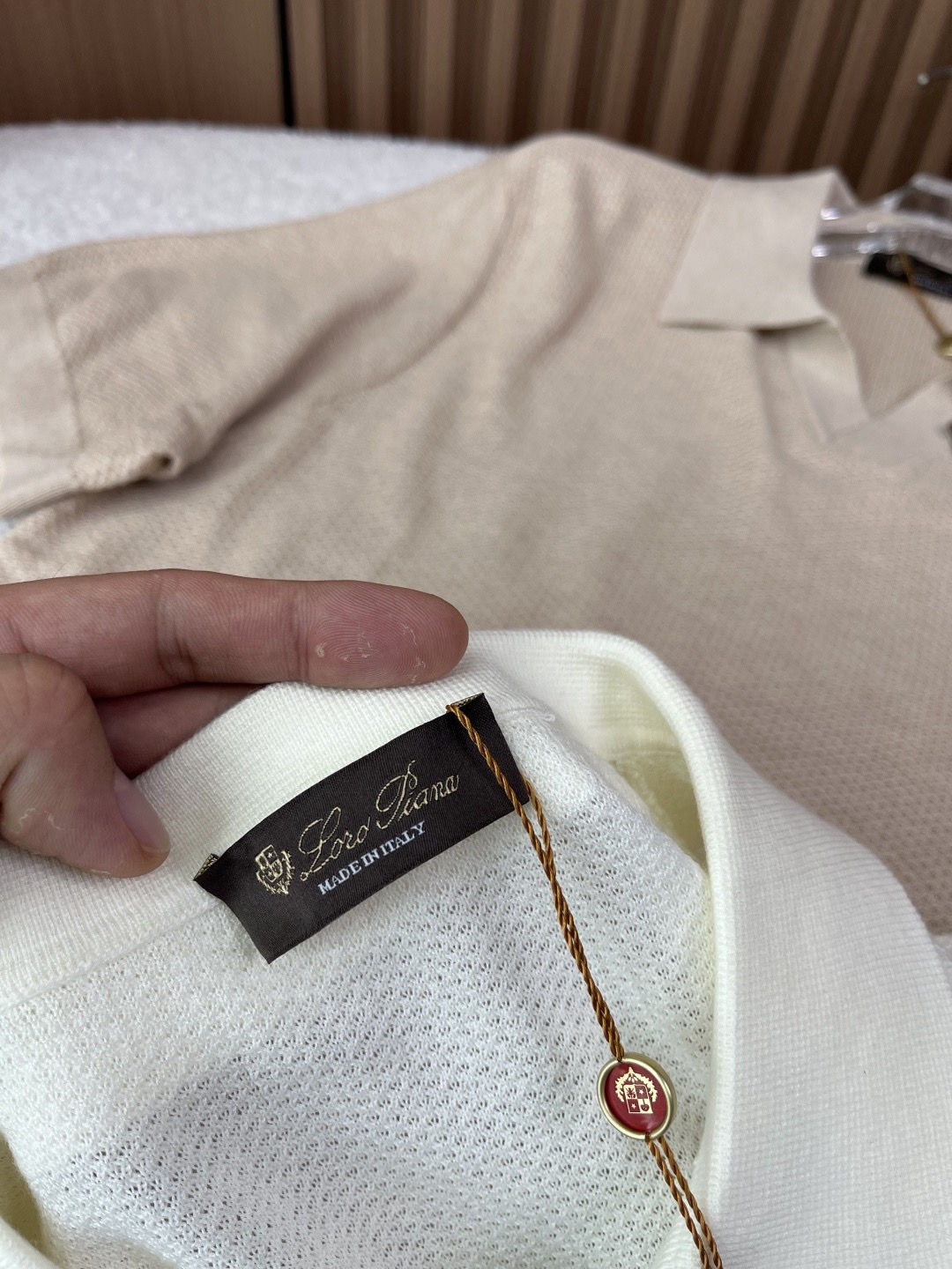 Поло мужское в стиле Loro Piana светлого оттенка с V-образным воротом