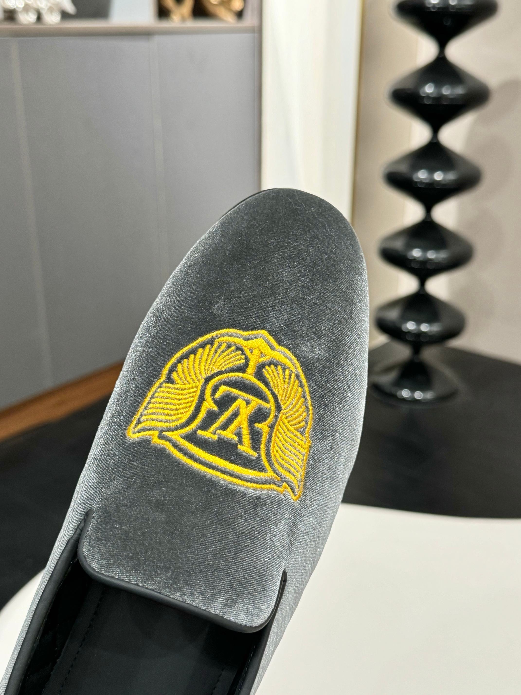 Лоферы мужские Louis Vuitton серого цвета