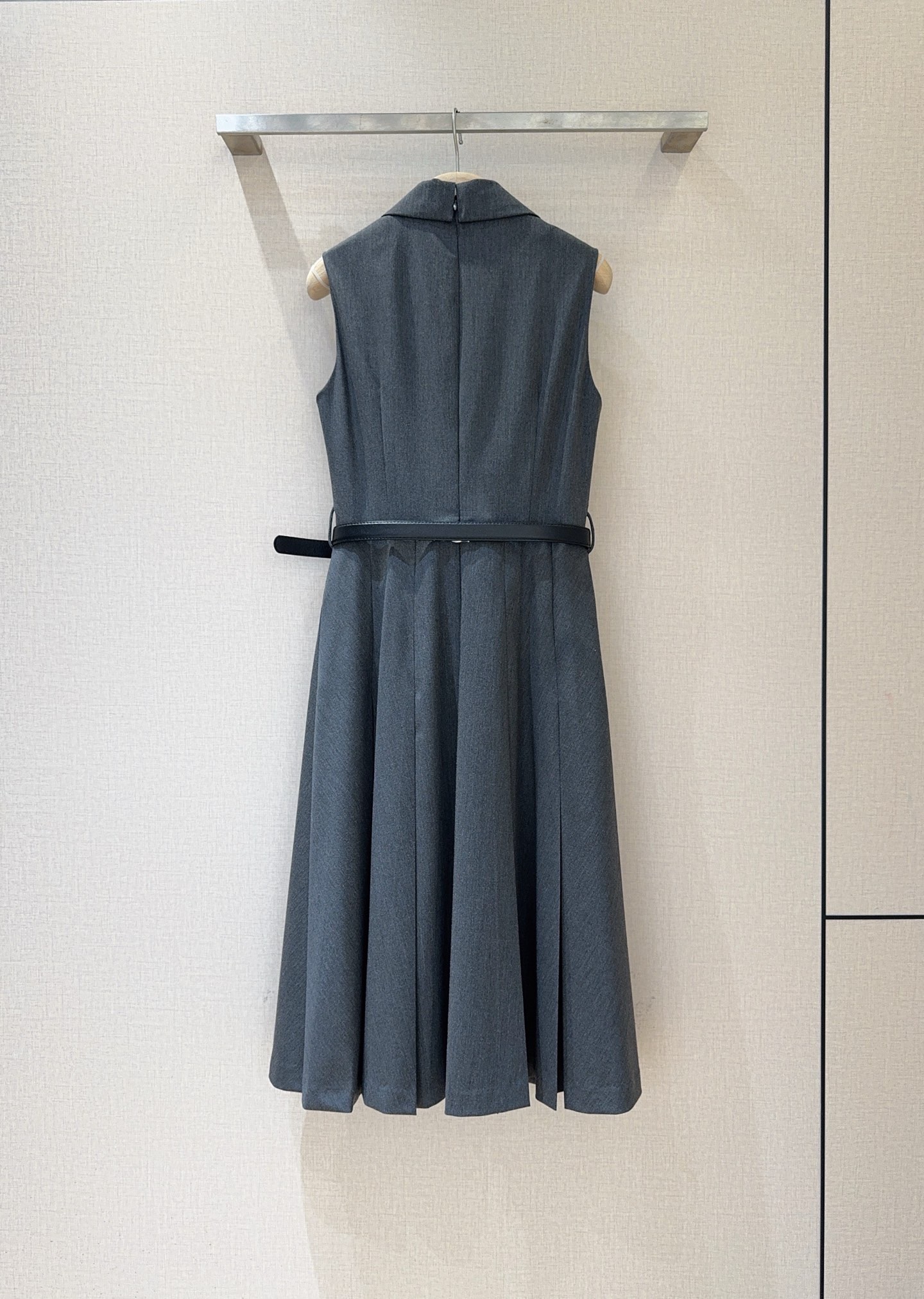 Платье женское в стиле Self-Portrait серо-синего цвета миди без рукавов с поясом