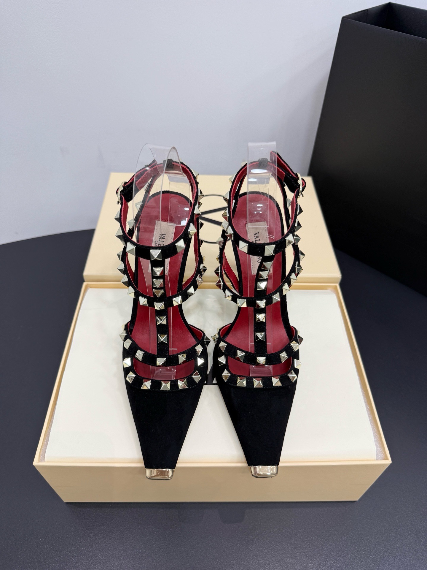 Босоножки женские в стиле Valentino Garavani Rockstud черного цвета