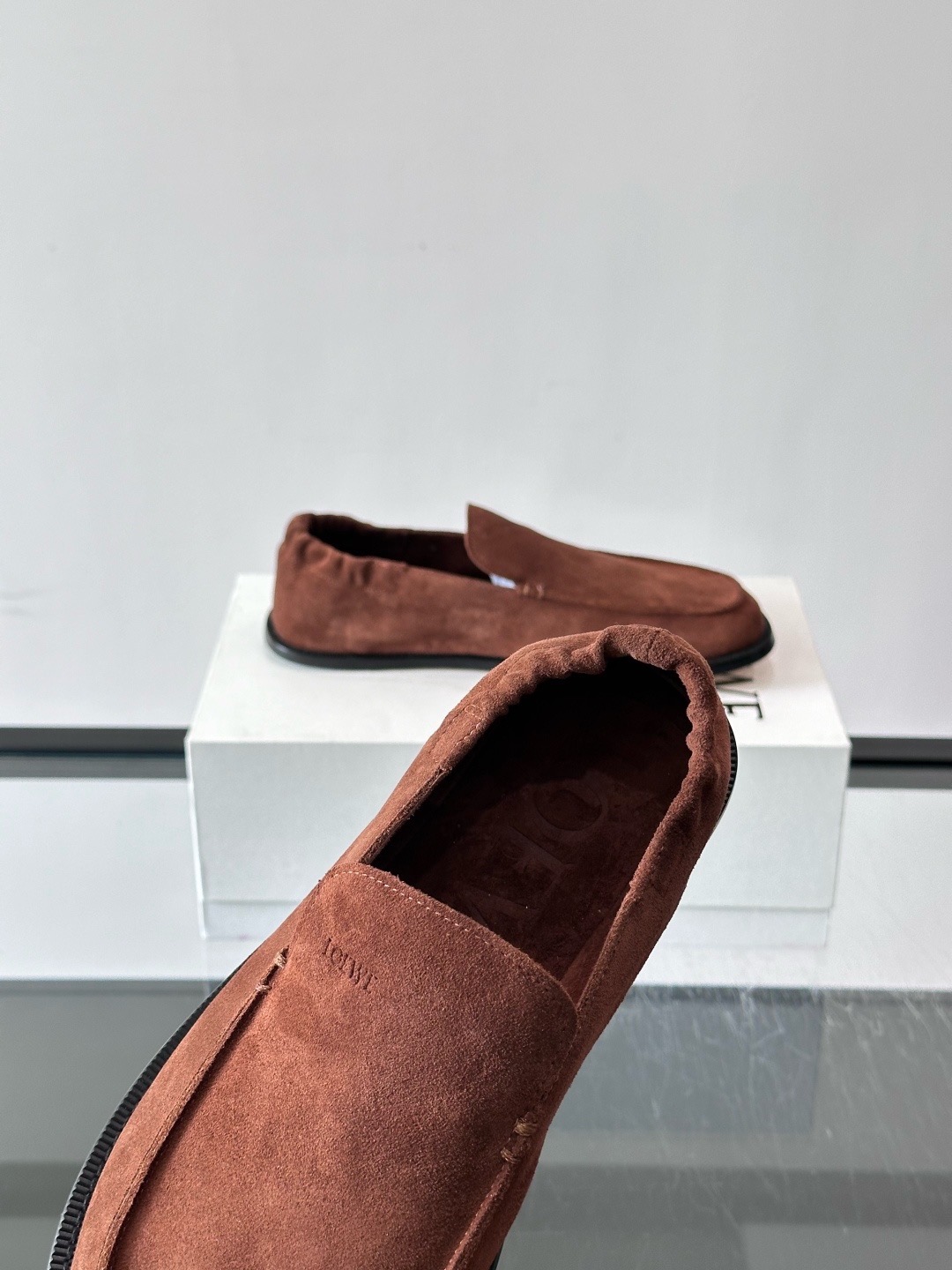 Лоферы мужские в стиле Loewe коричневого цвета
