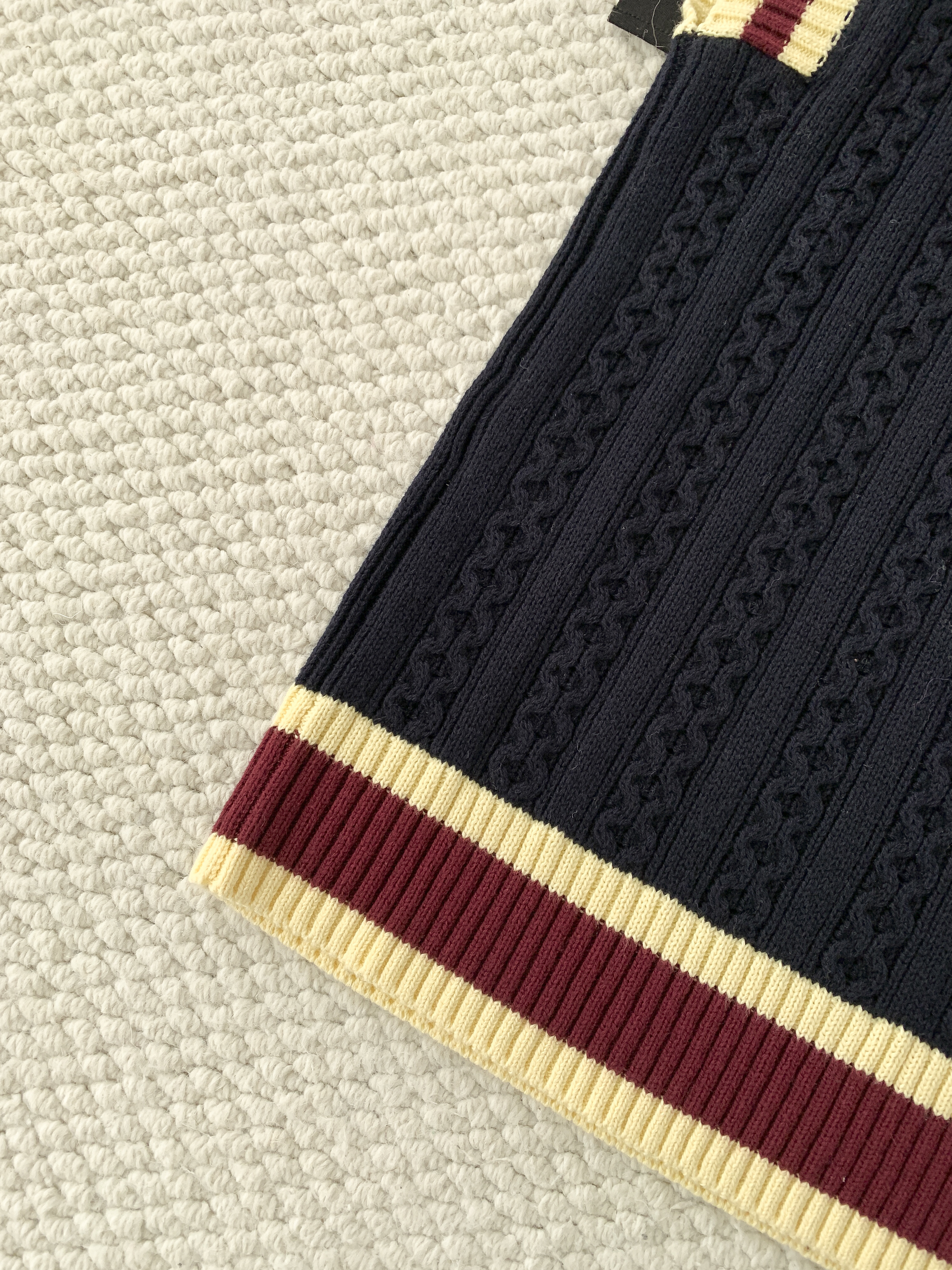 Жилет женский в стиле Chanel тёмно-синего цвета с контрастной отделкой