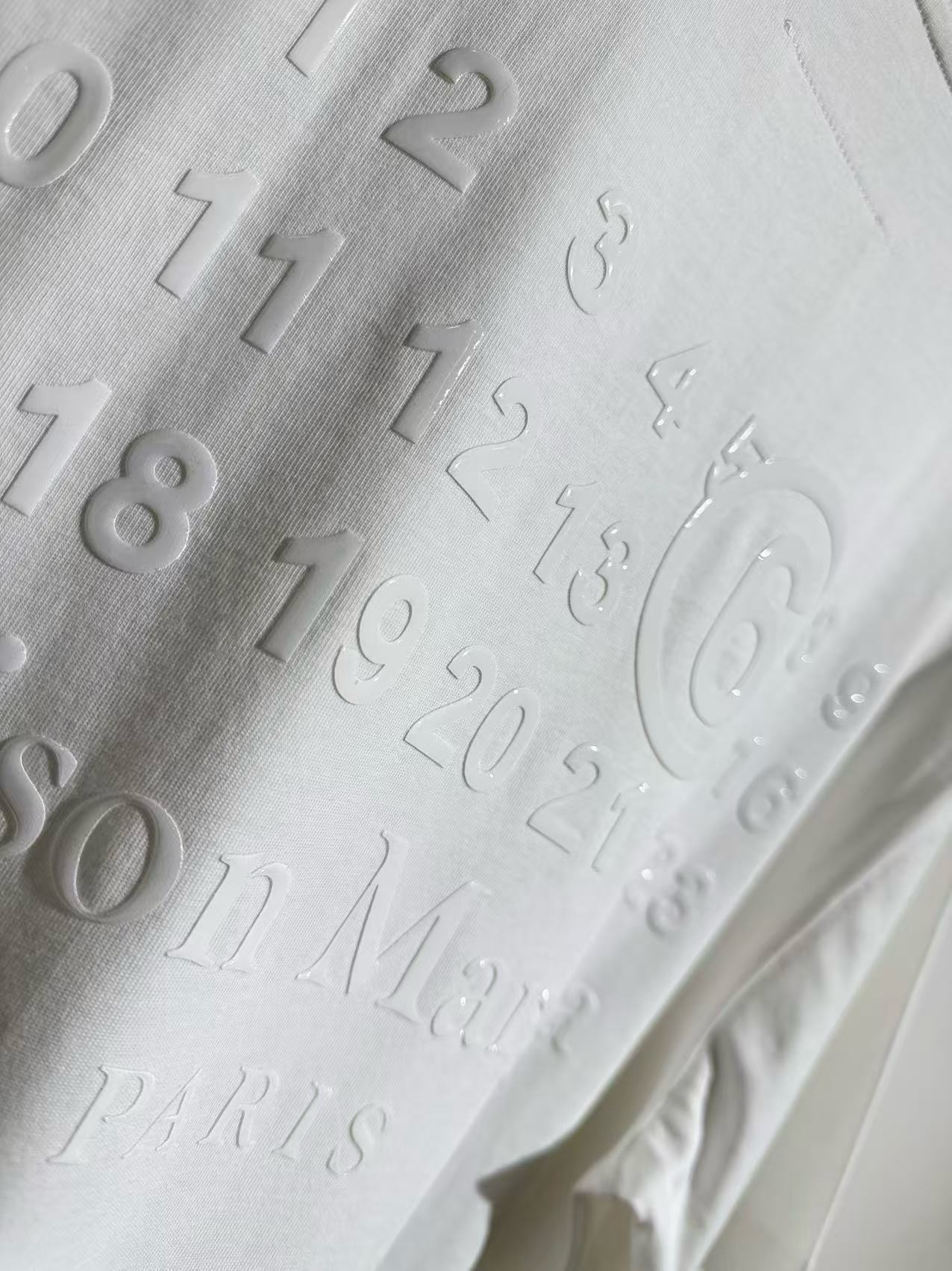 Футболка Maison Margiela серо-синего цвета с объёмным принтом