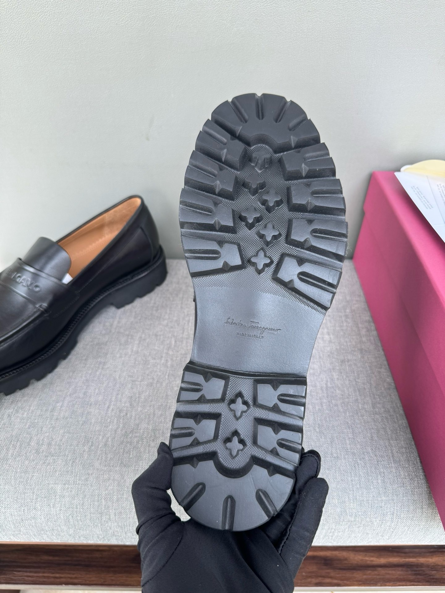 Лоферы мужские в стиле Salvatore Ferragamo из натуральной кожи черного цвета