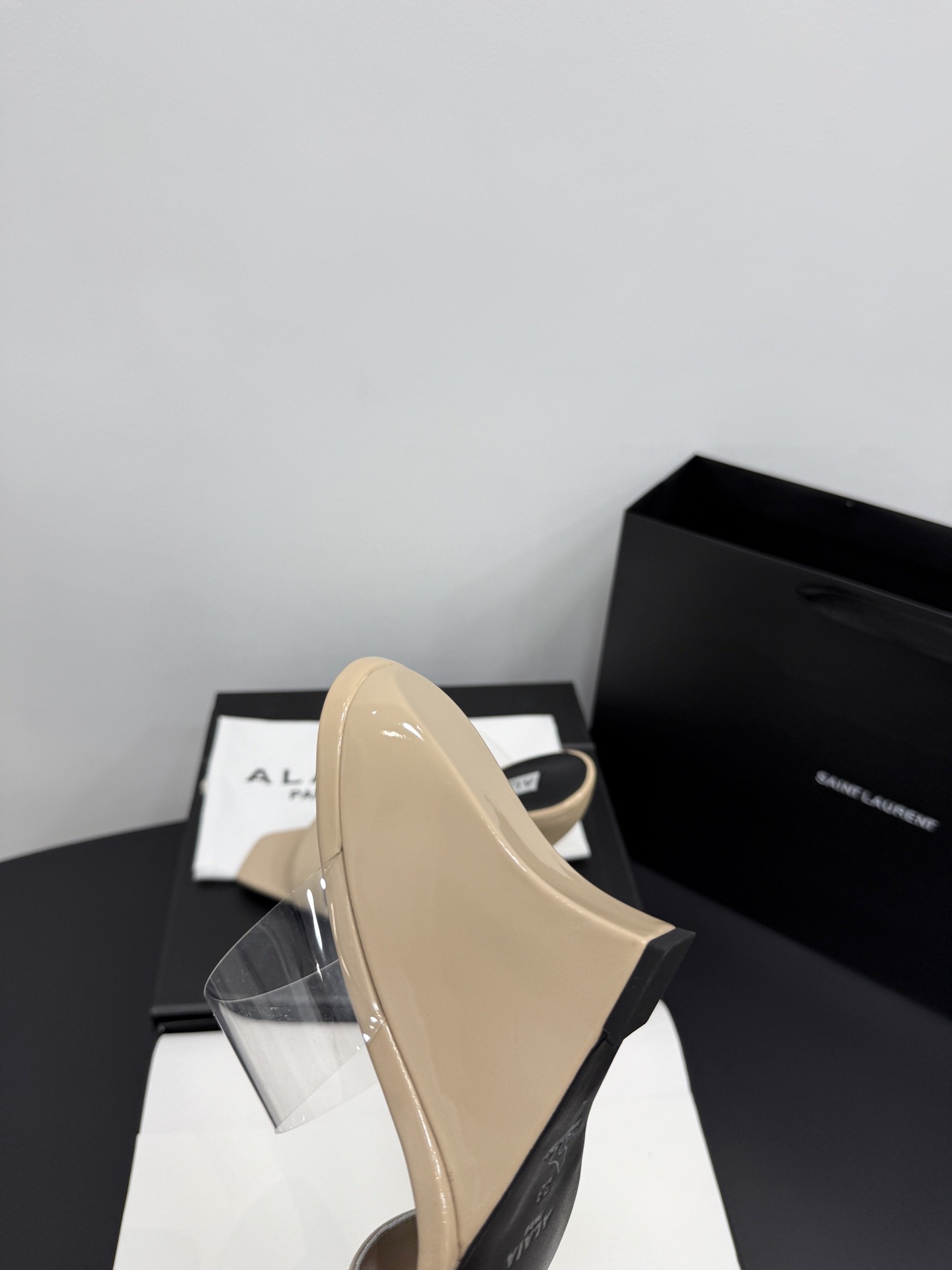 Босоножки женские в стиле Alaïa бежевого цвета