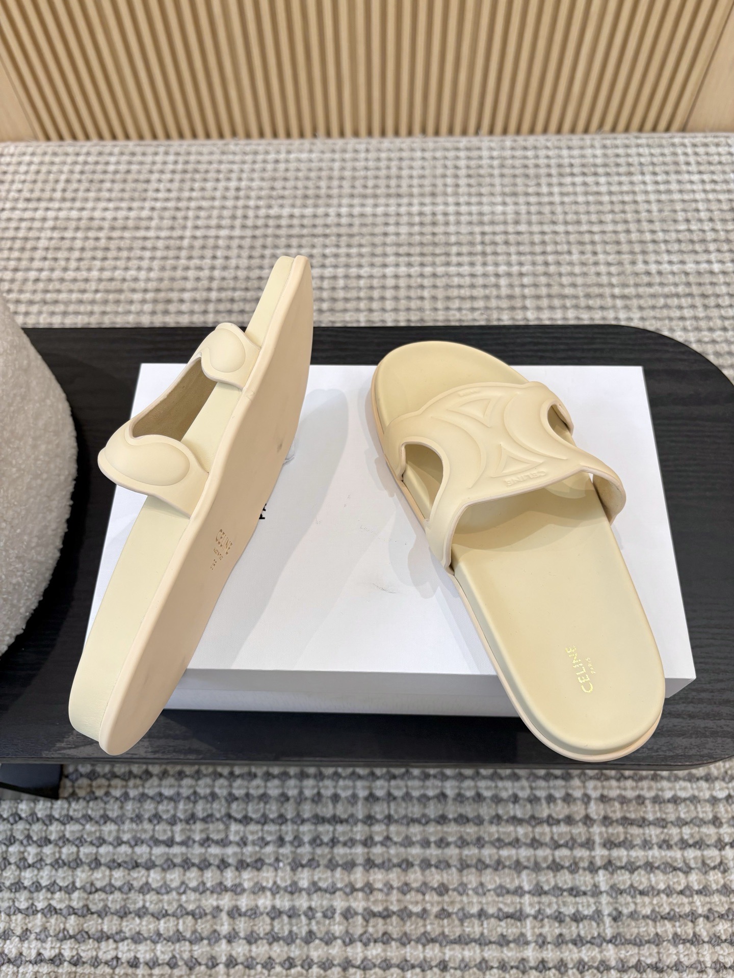 Шлёпанцы женские в стиле Celine из натуральной кожи бежевого цвета