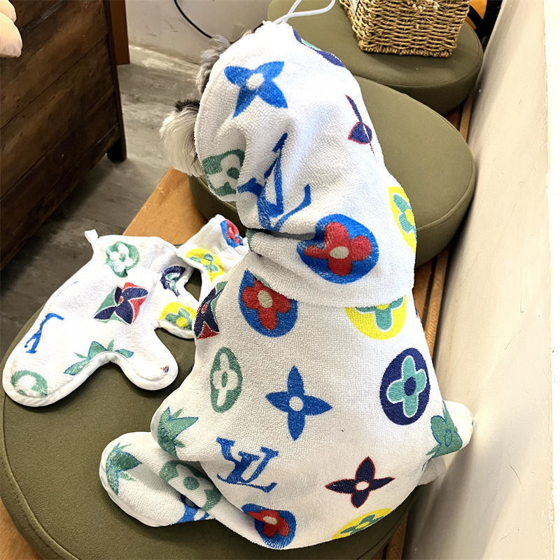 Халат-пончо для собак в стиле Louis Vuitton из махровой ткани белого цвета с разноцветным монограммным принтом