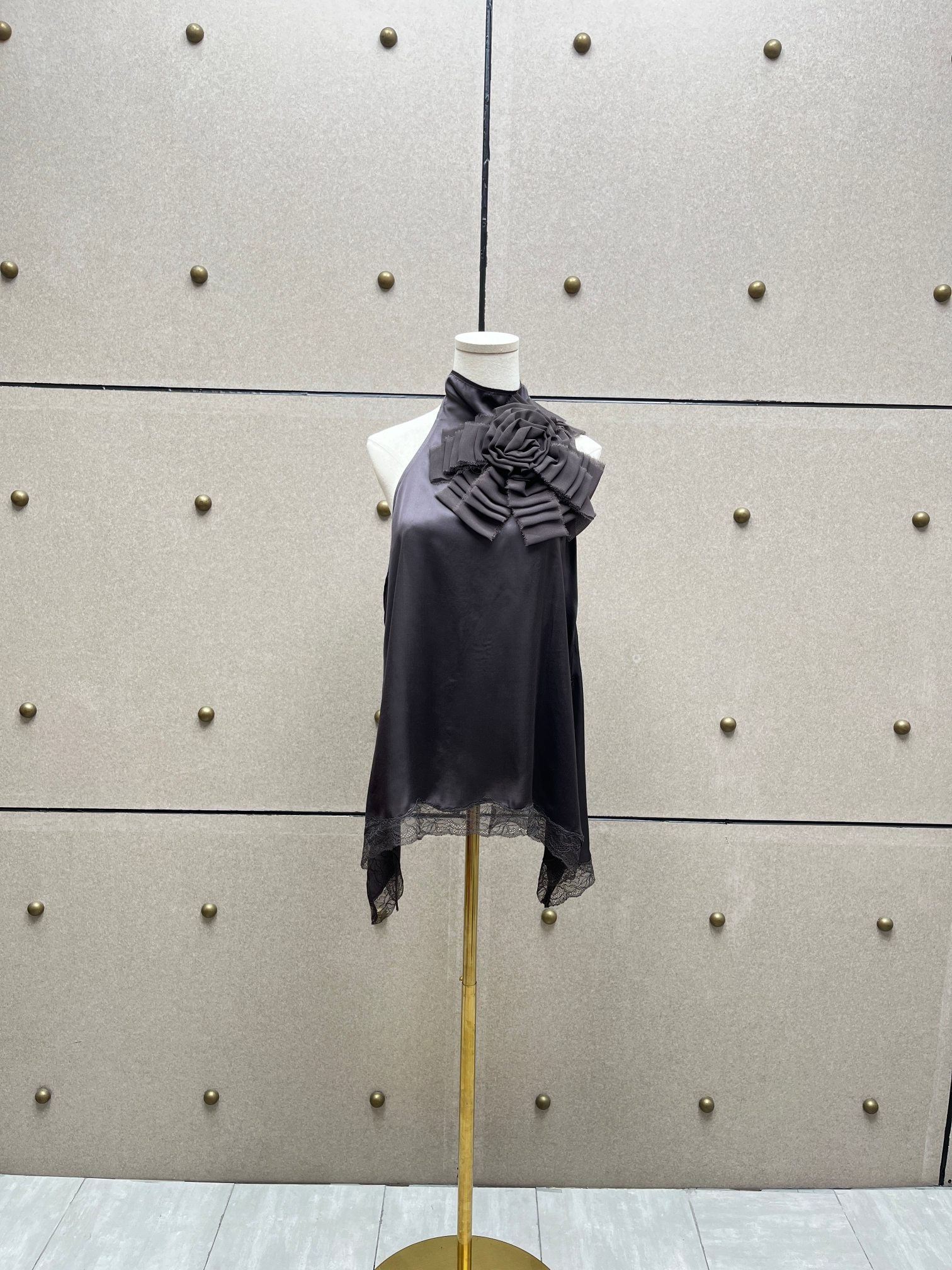 Топ женский асимметричный из вискозного текстиля графитового цвета с декоративным цветком