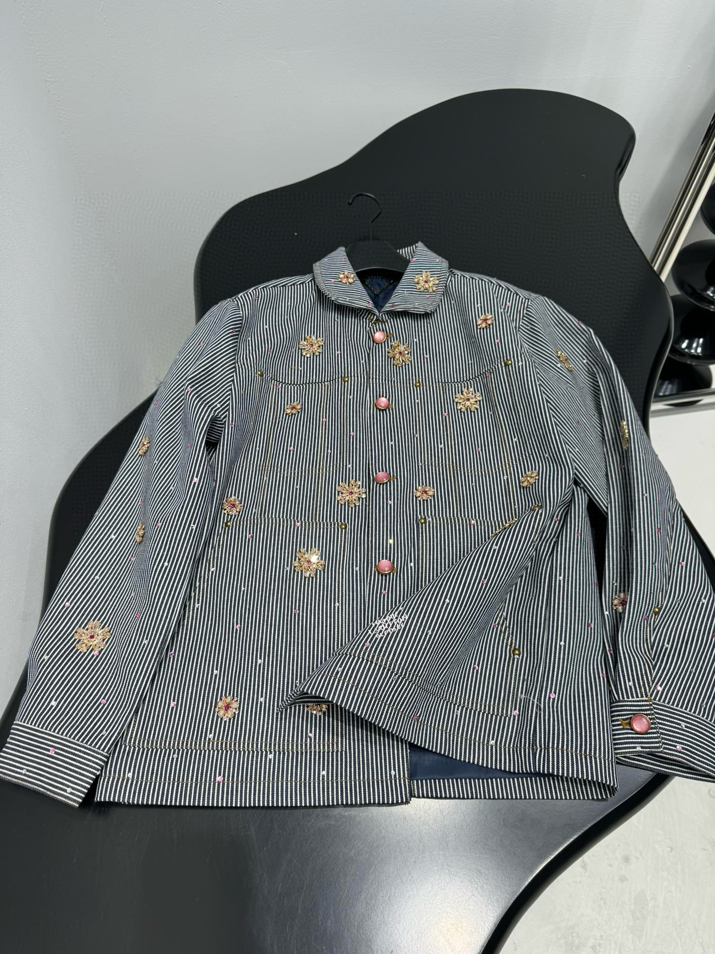 Жакет женский в стиле Loewe из хлопковой ткани серого цвета с полоской и декоративной вышивкой