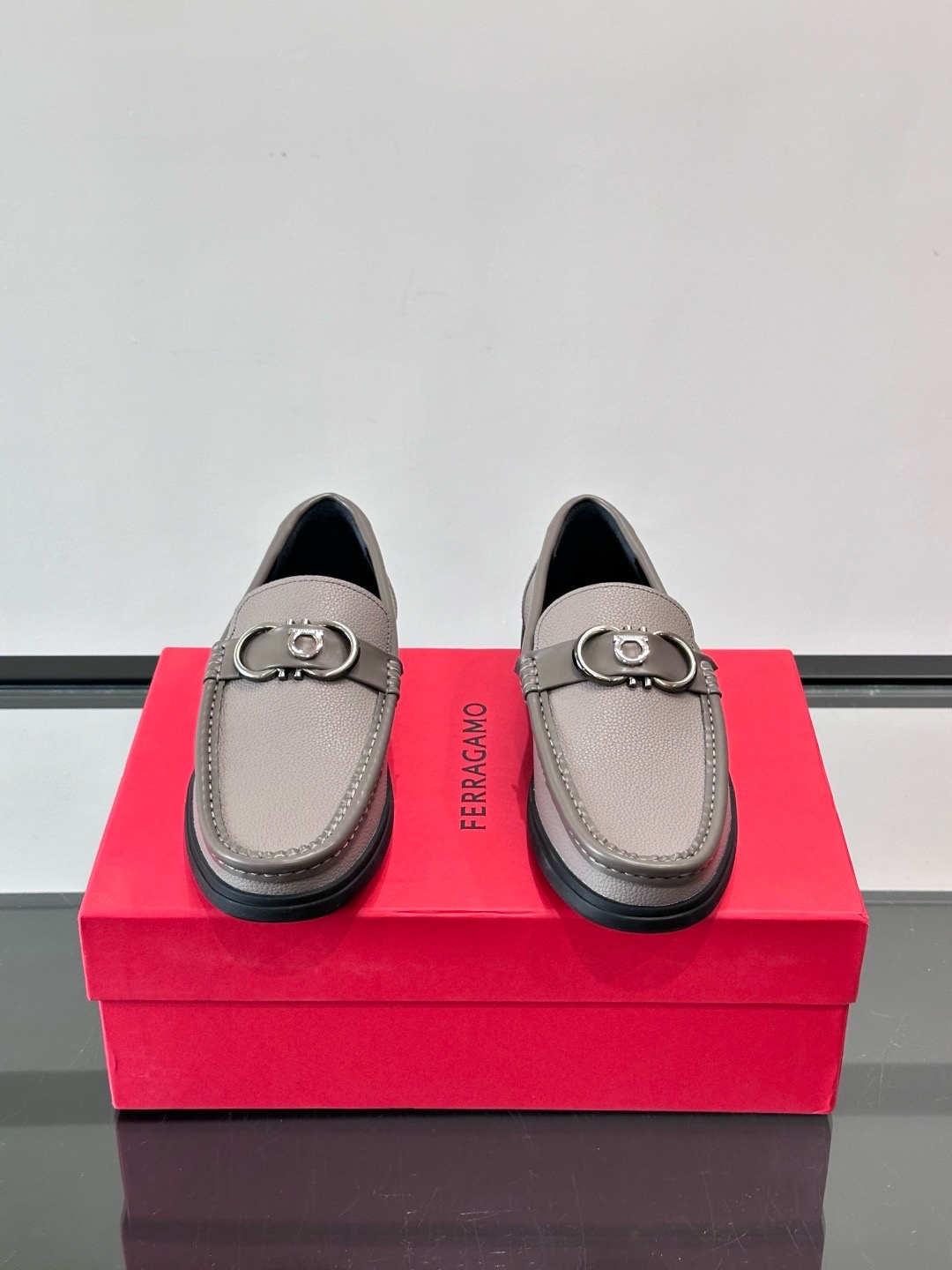 Лоферы мужские в стиле Ferragamo Gancini серо-бежевого цвета