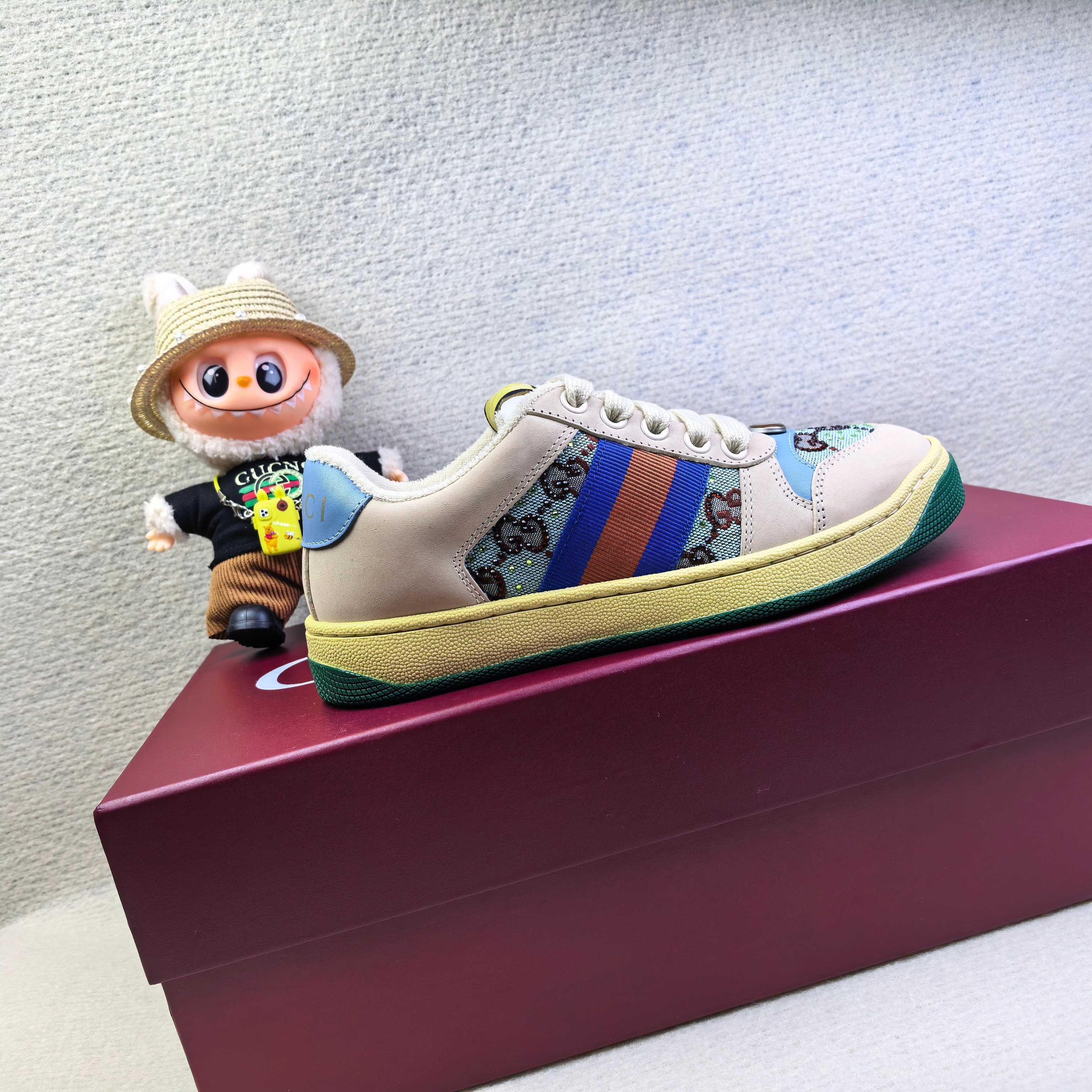 Кроссовки унисекс в стиле Gucci бежевого цвета с голубыми акцентами