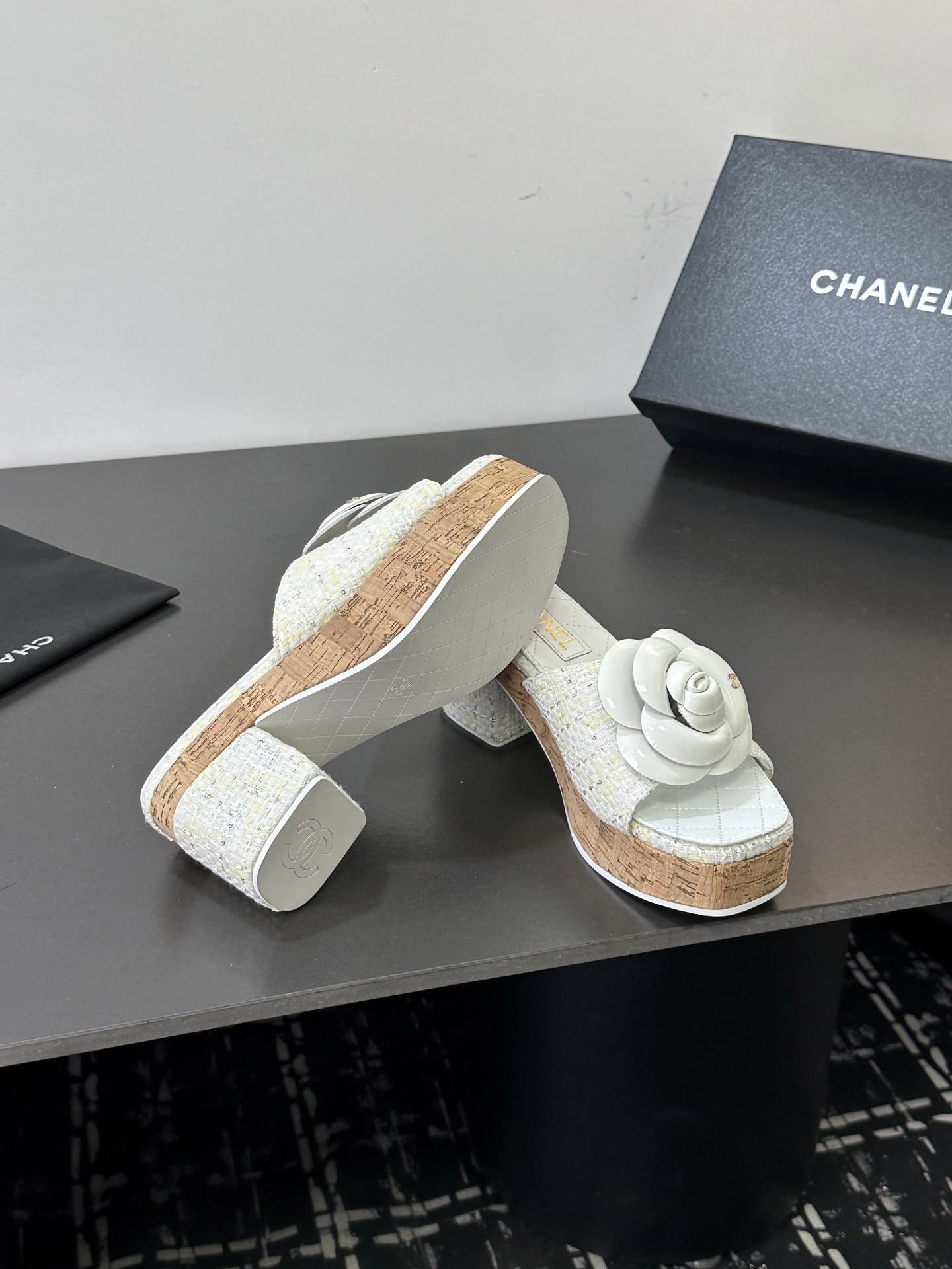 Мюли женские Chanel с цветком камелии белого цвета