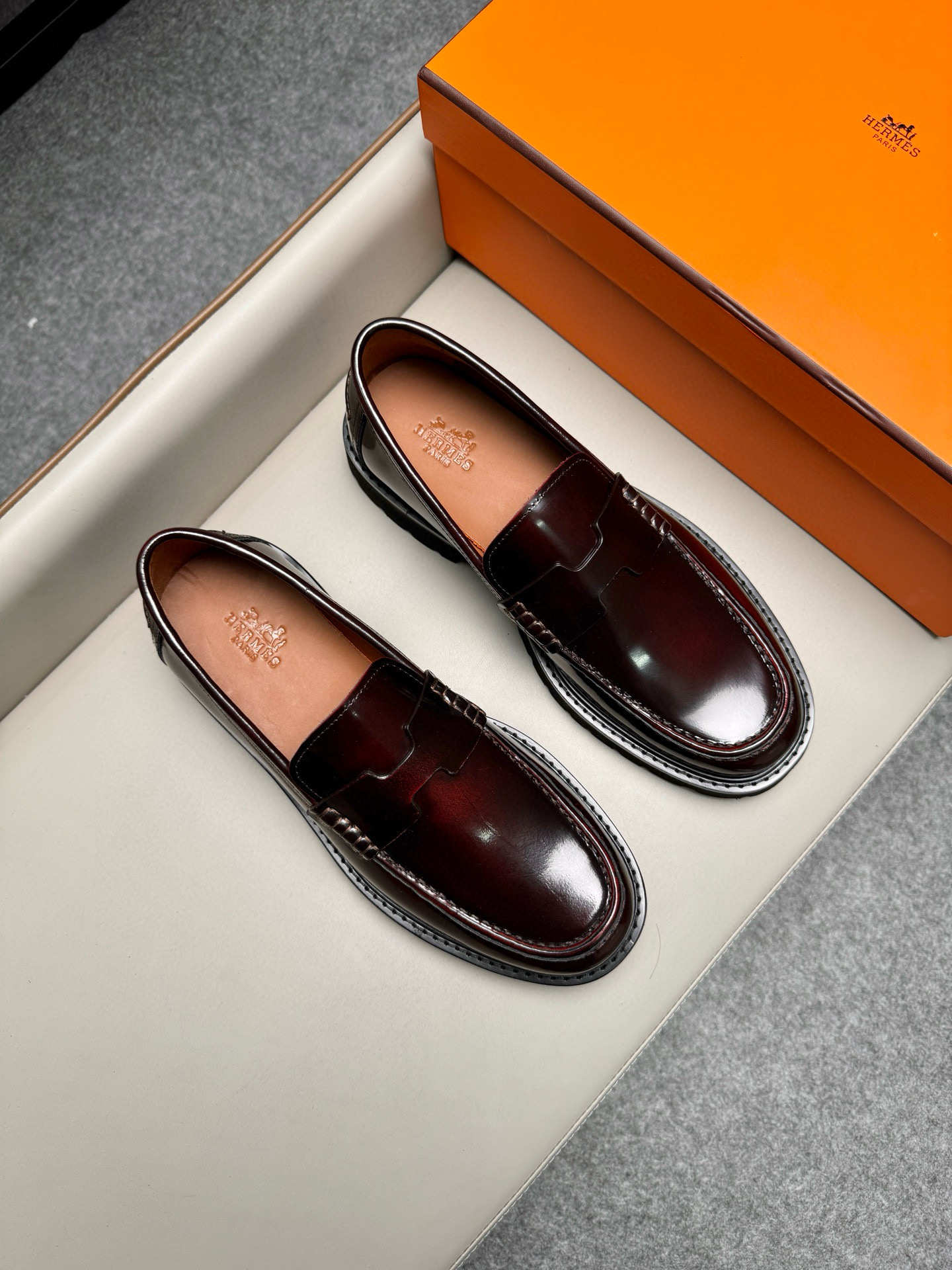 Лоферы мужские в стиле Hermes из натуральной кожи бордового цвета
