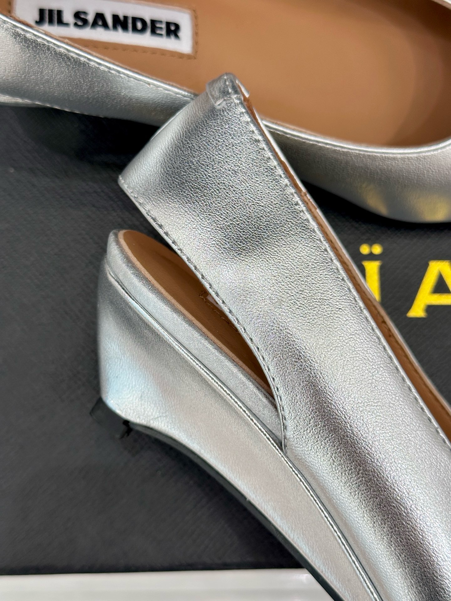 Туфли женские в стиле Jil Sander серебристого цвета