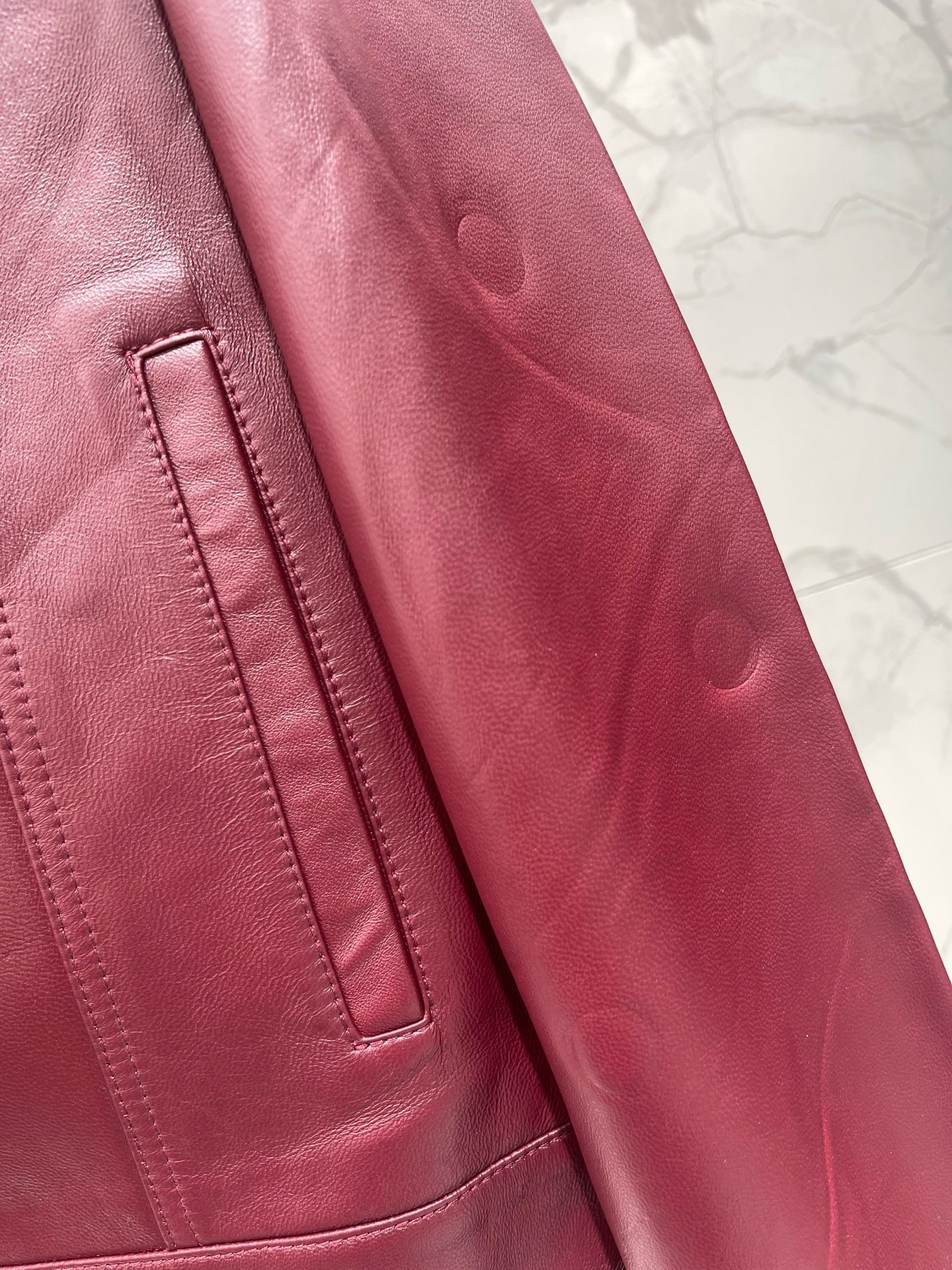 Куртка женская Bottega Veneta бордового цвета с плетёным воротником Intrecciato