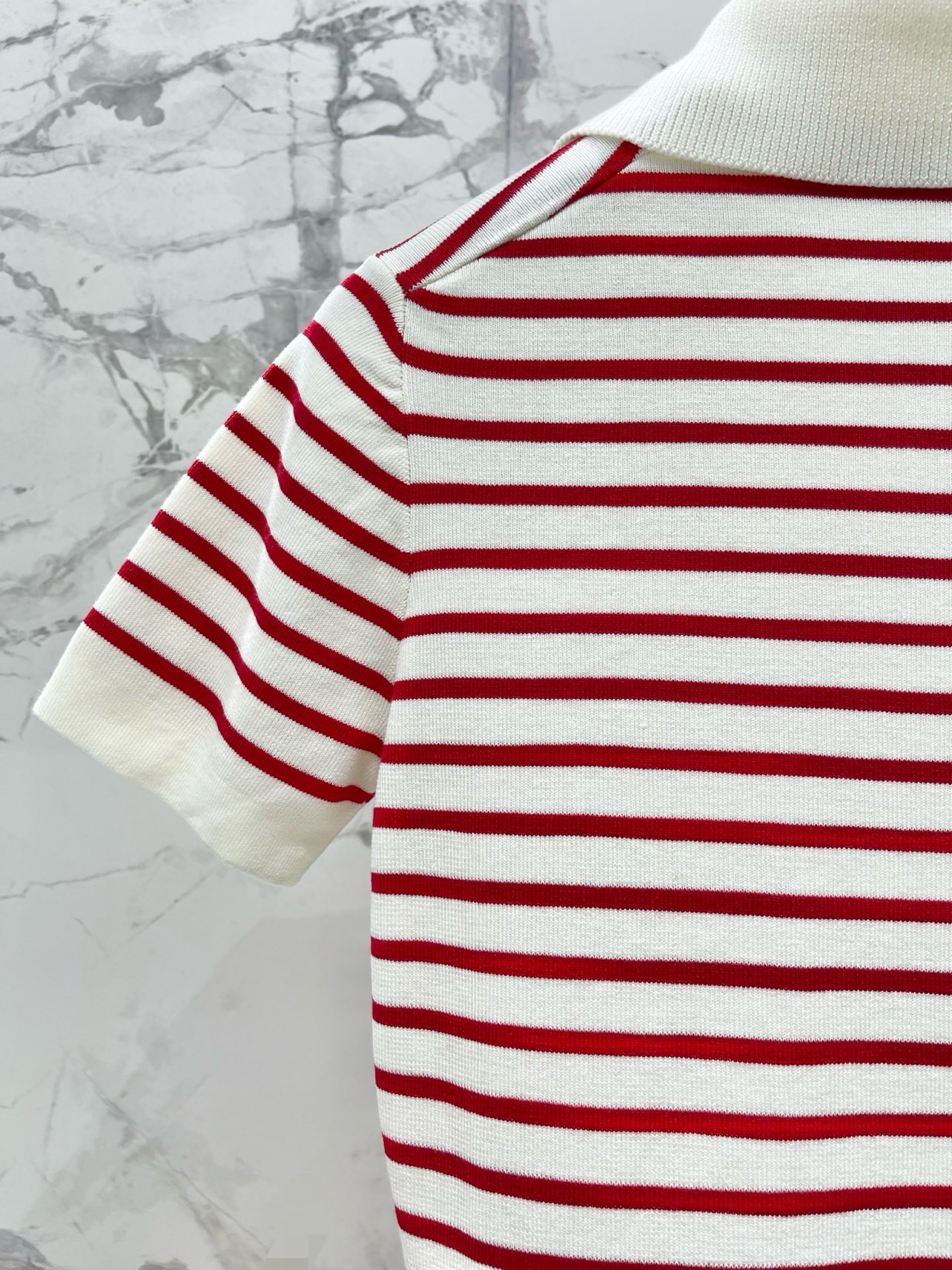 Платье женское в стиле Maje трикотажное в полоску с воротником polo красного цвета