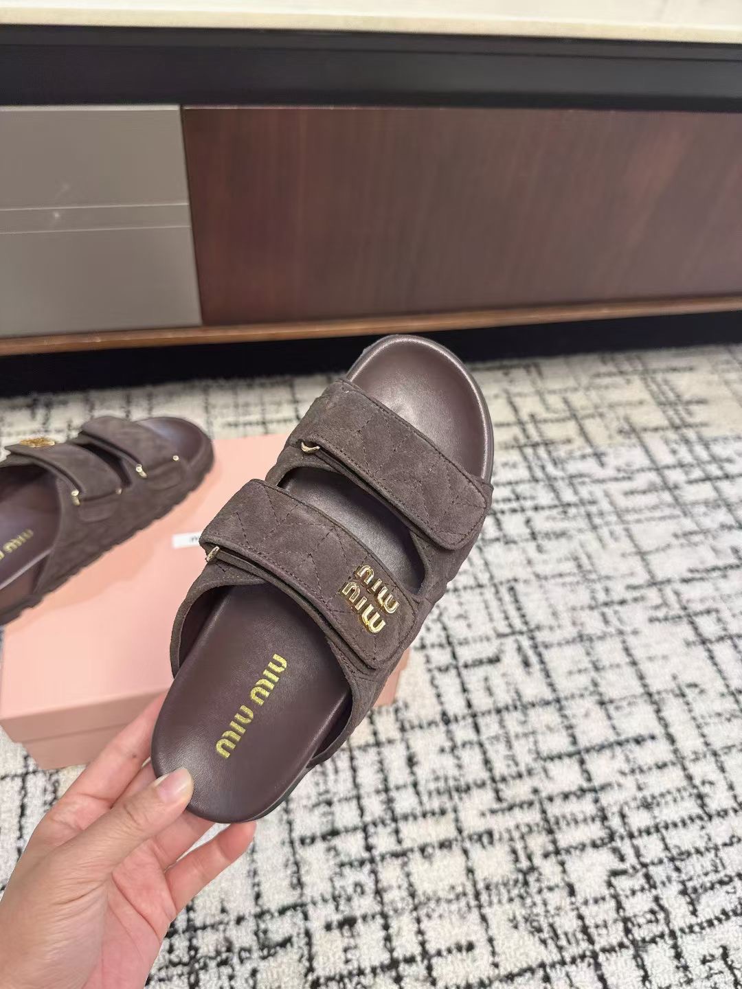 Шлёпанцы женские в стиле Miu Miu коричневого цвета