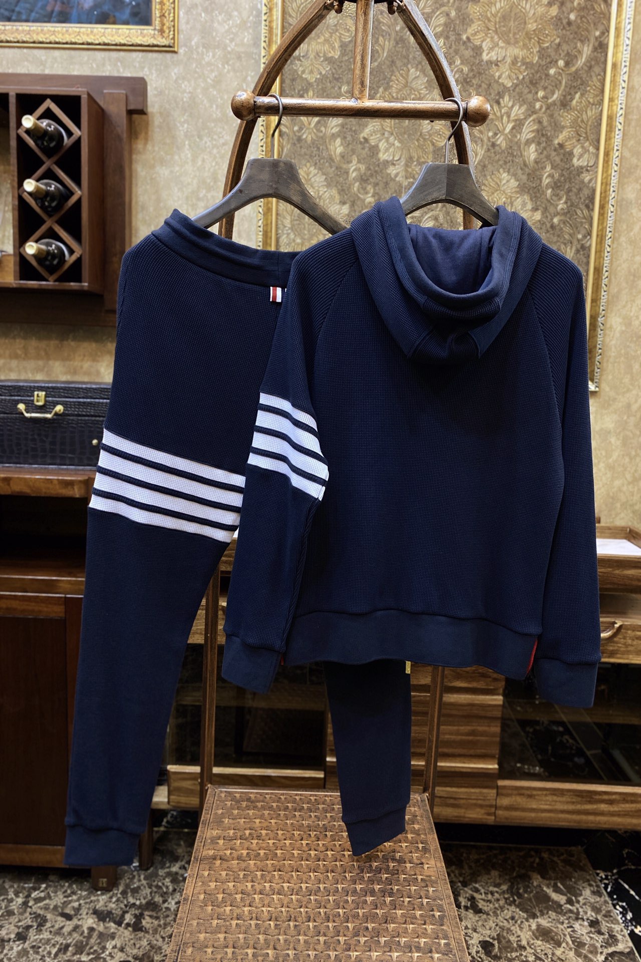 Костюм мужской в стиле Thom Browne спортивный тёмно-синего цвета (худи на молнии / свитшот + брюки)