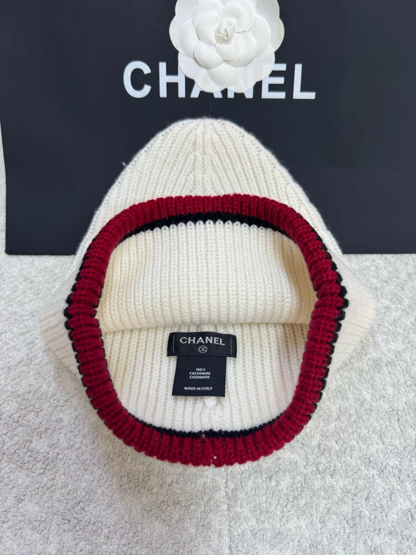 Шапка женская Chanel белого цвета с вышитым логотипом