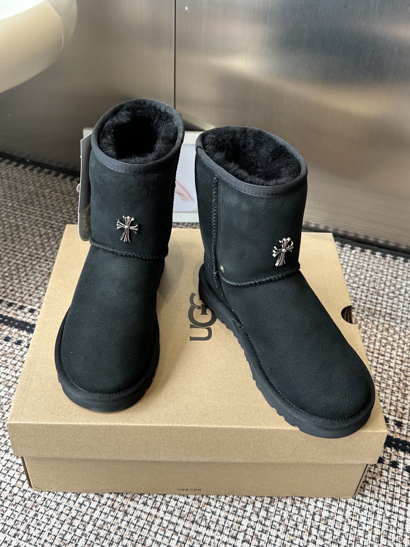 Угги женские UGG x Chrome Hearts Classic Short II черного цвета